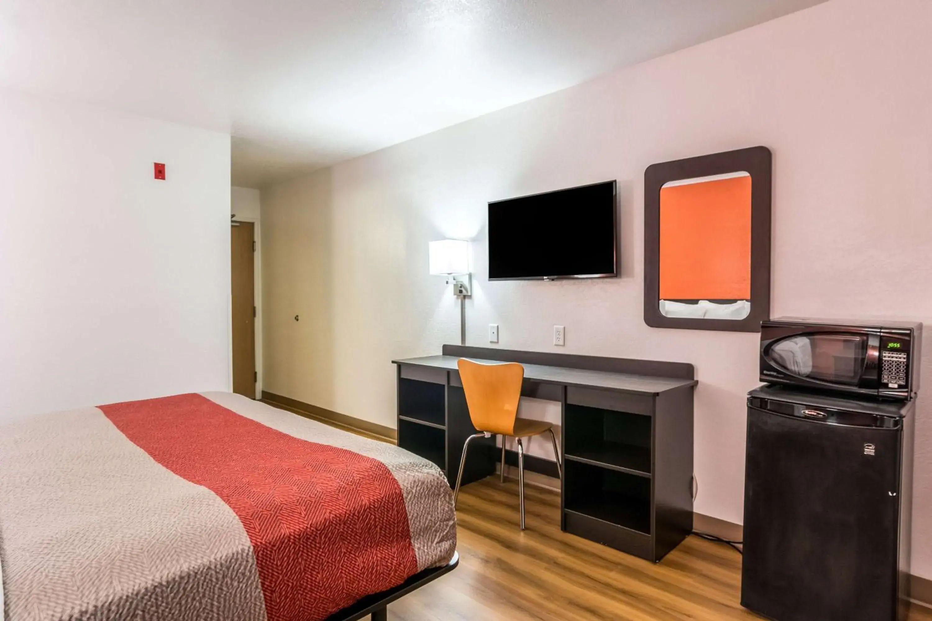 Queen Room - single occupancy - Disability Access - Non-Smoking in Motel 6-Barkeyville, PA Queen Room - single occupancy - Disability Access - Non-Smoking in Motel 6-Barkeyville, PA