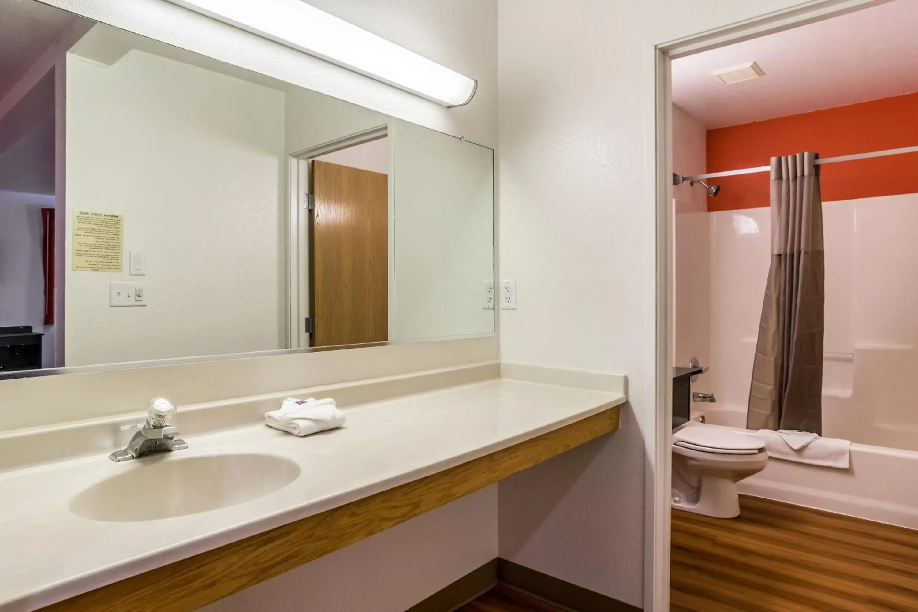 King Room - single occupancy - Non-Smoking in Motel 6-Barkeyville, PA King Room - single occupancy - Non-Smoking in Motel 6-Barkeyville, PA