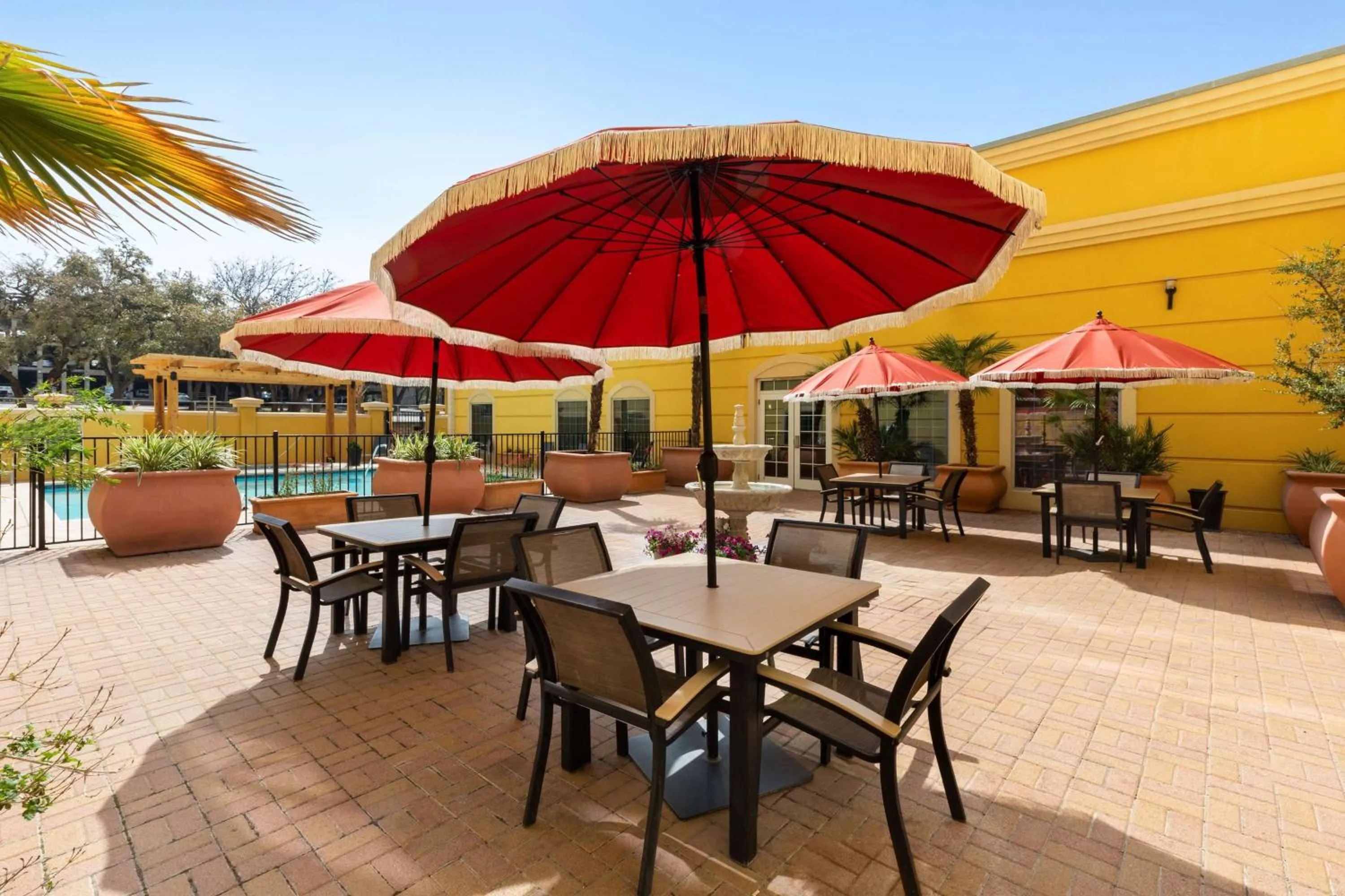 Inner courtyard view in La Quinta by Wyndham San Antonio Medical Ctr. NW