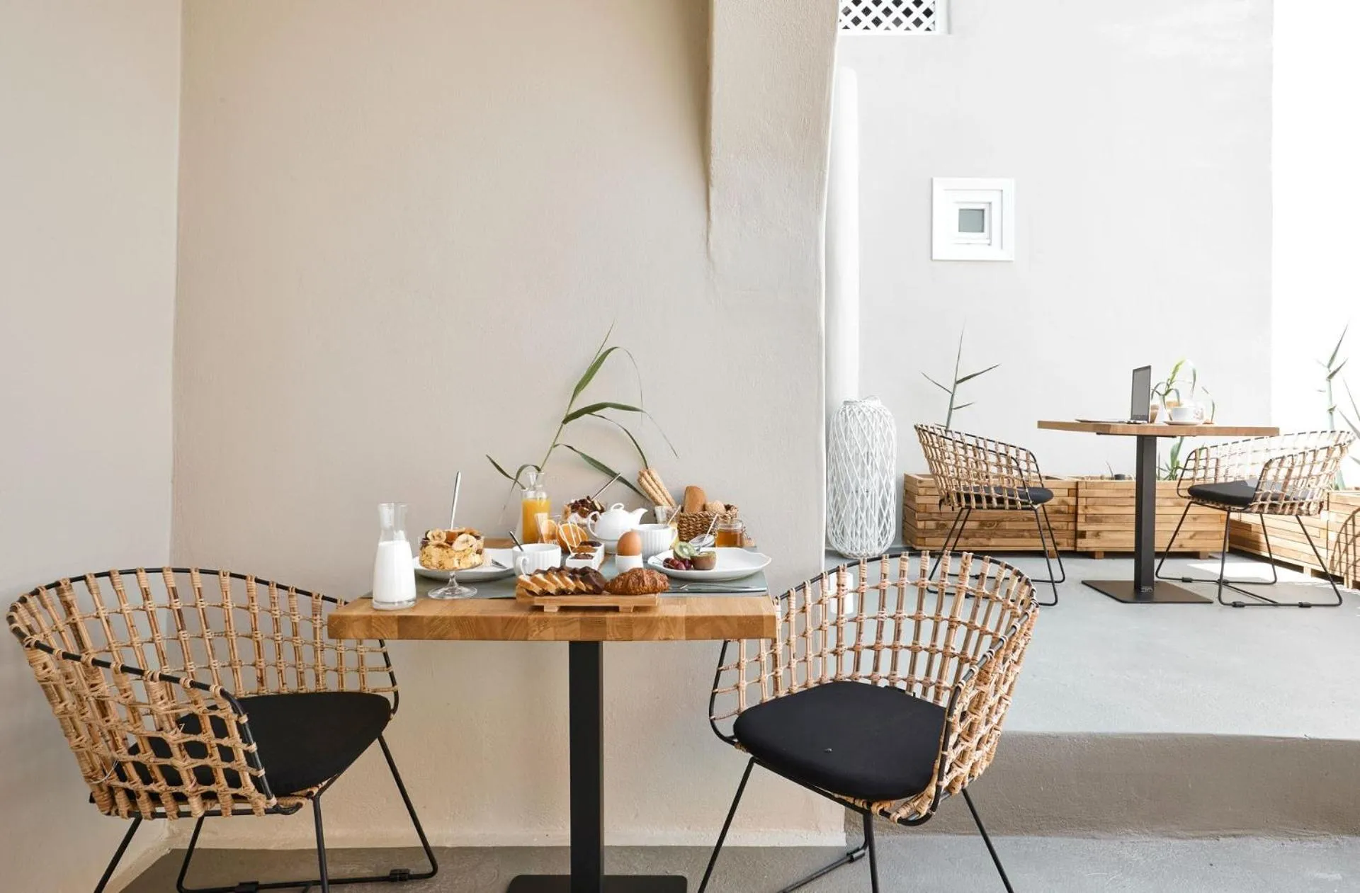 Restaurant/places to eat in Edem Boutique Suites