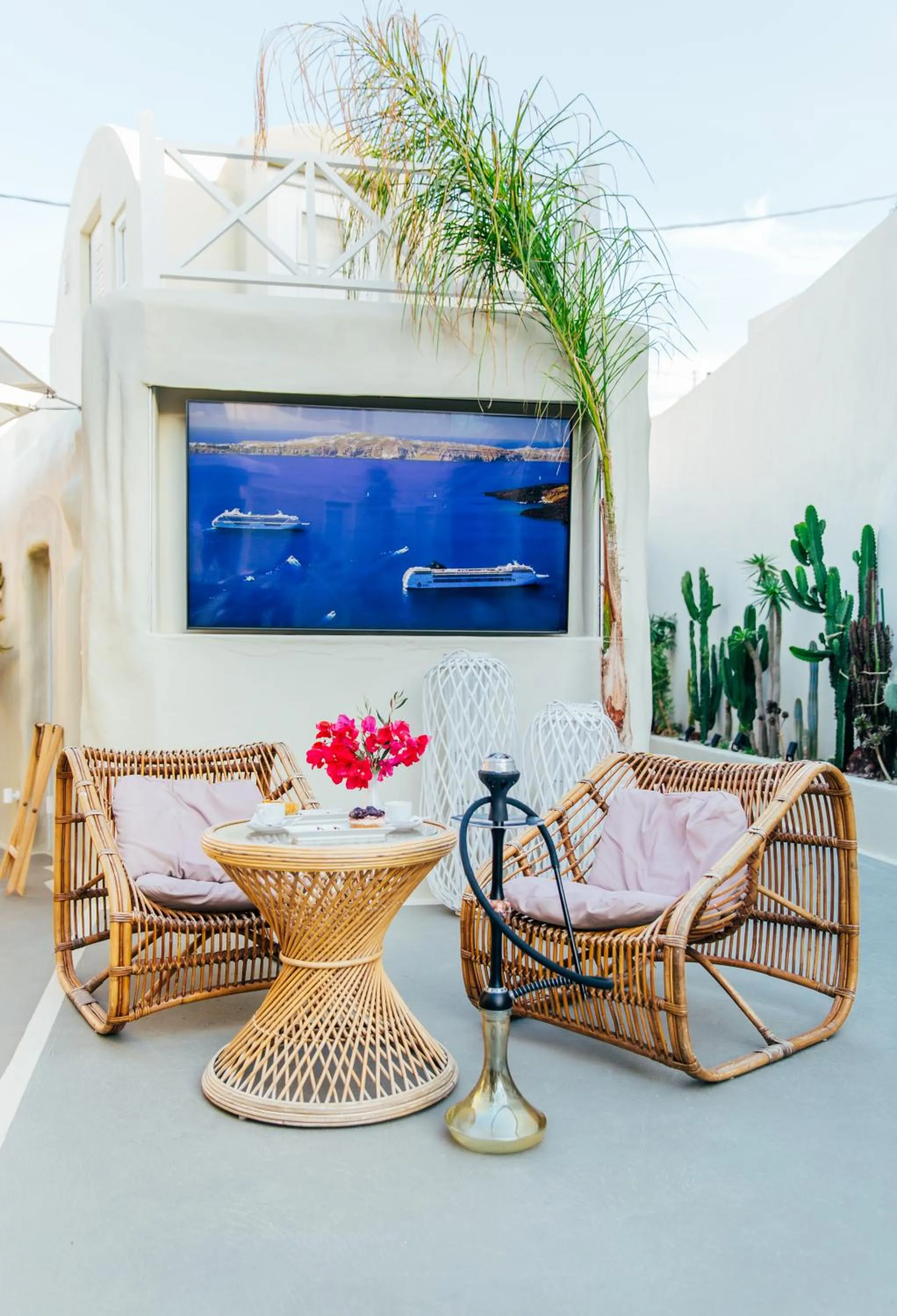 Communal lounge/ TV room in Edem Boutique Suites