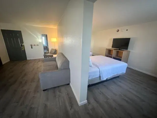 Queen Studio with Roll-In Shower - Disability Access in Baymont by Wyndham Rock Springs Queen Studio with Roll-In Shower - Disability Access in Baymont by Wyndham Rock Springs