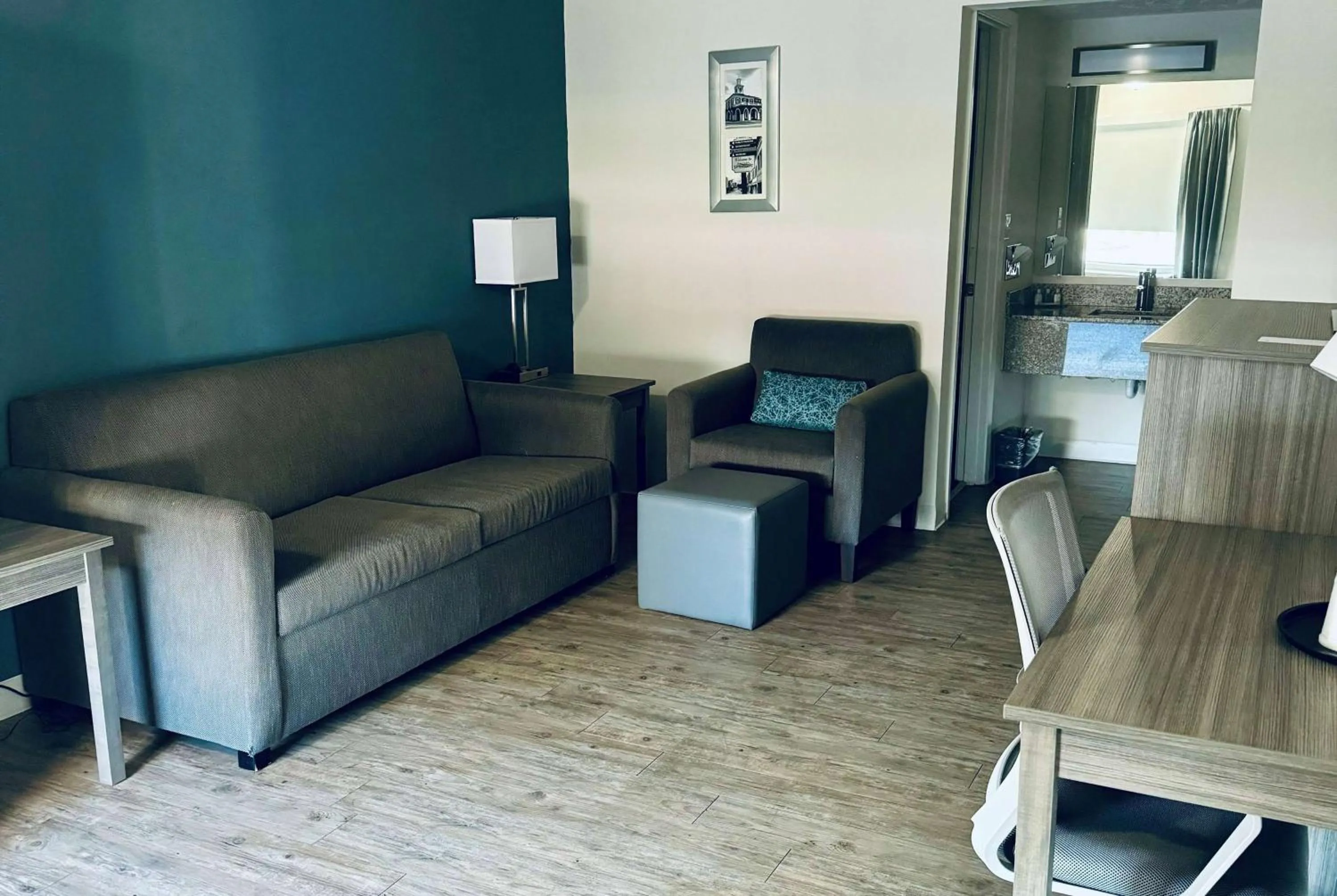 Photo of the whole room in Clarion Inn