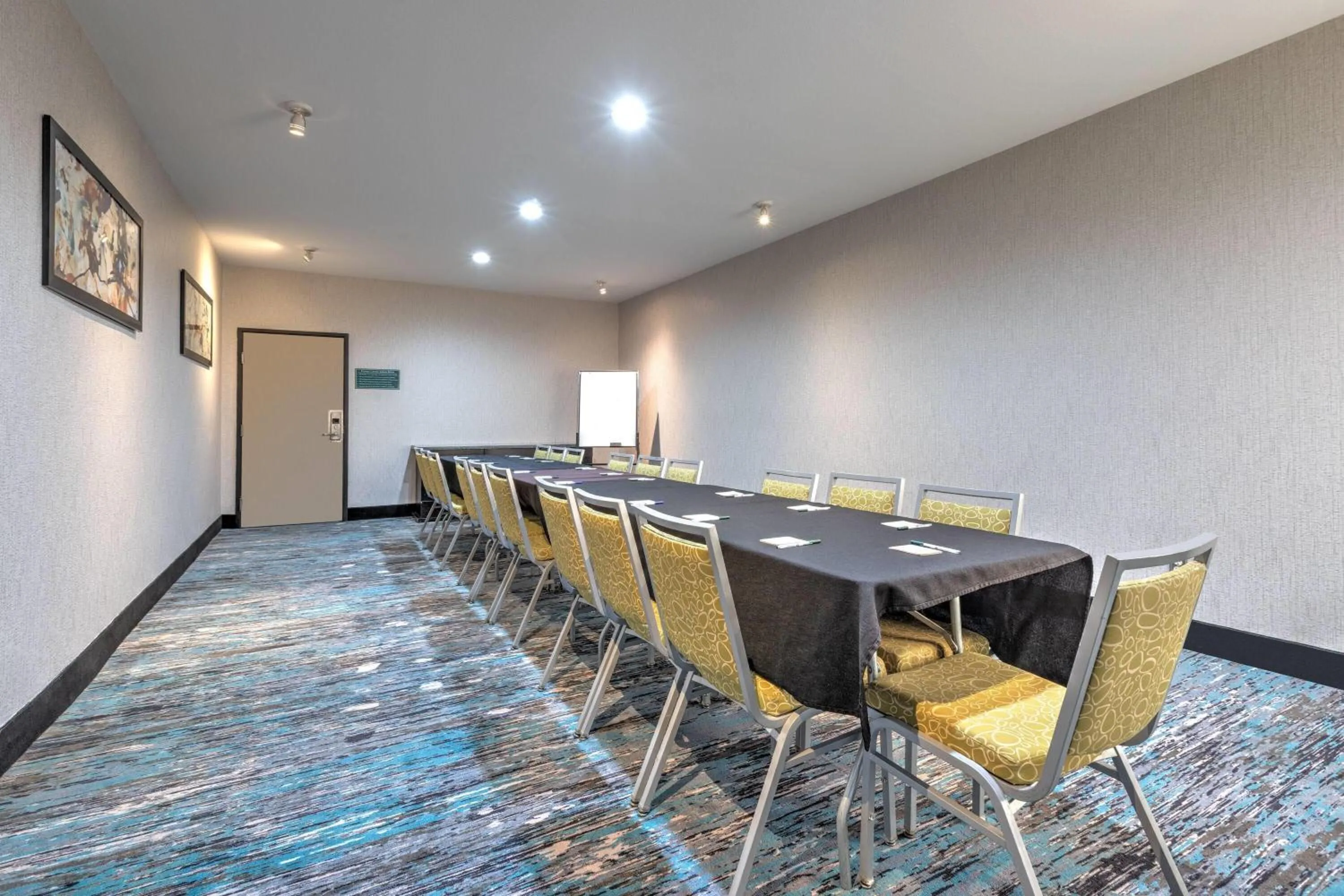 Meeting/conference room in La Quinta Inn and Suites by Wyndham Paris