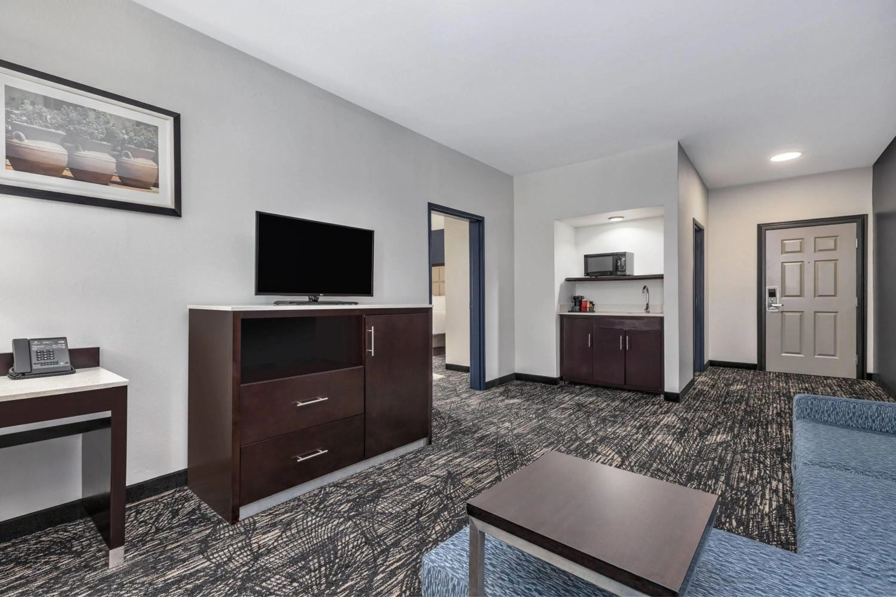 Photo of the whole room in La Quinta Inn and Suites by Wyndham Paris
