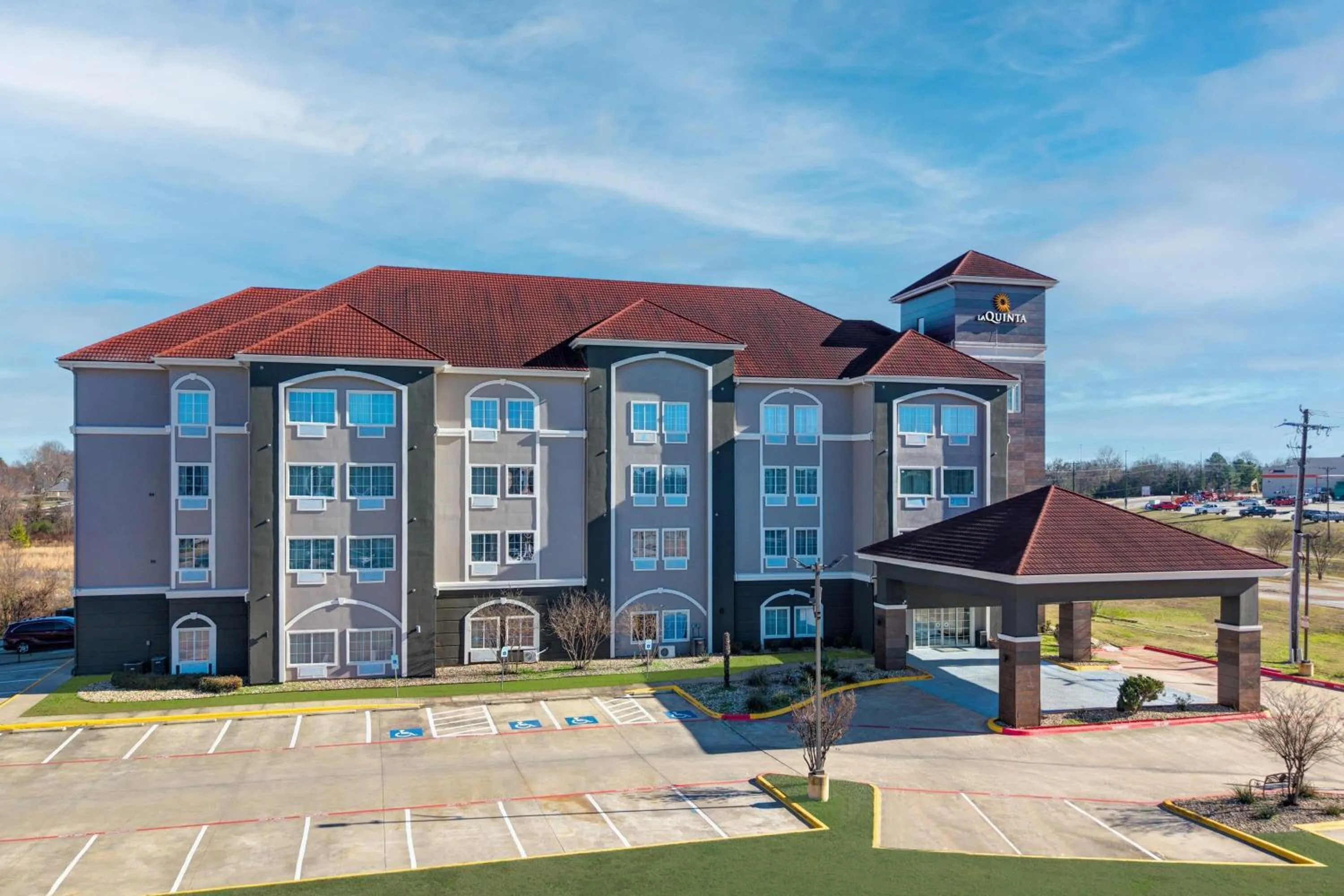 Property building in La Quinta Inn and Suites by Wyndham Paris