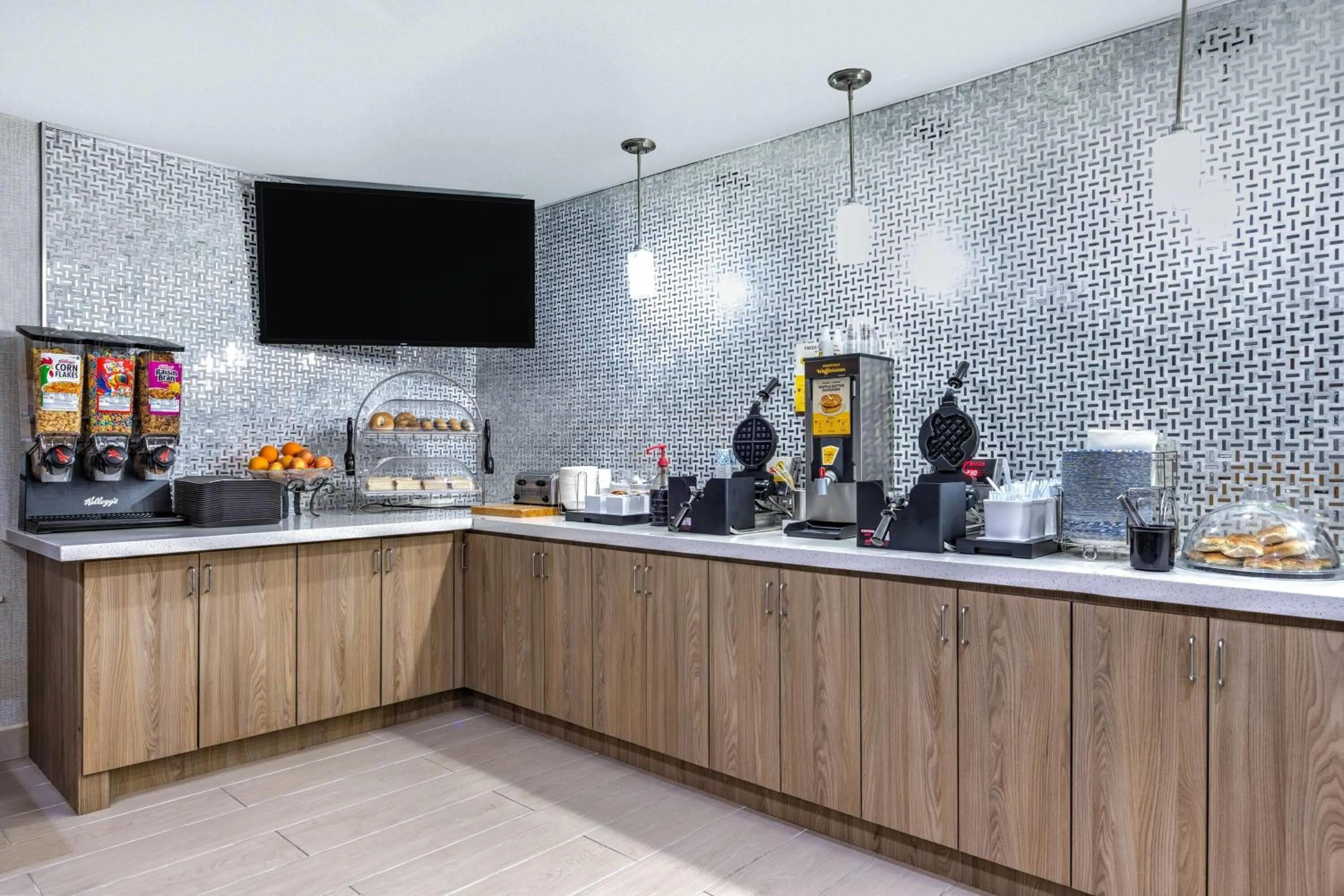 Breakfast in La Quinta Inn and Suites by Wyndham Paris