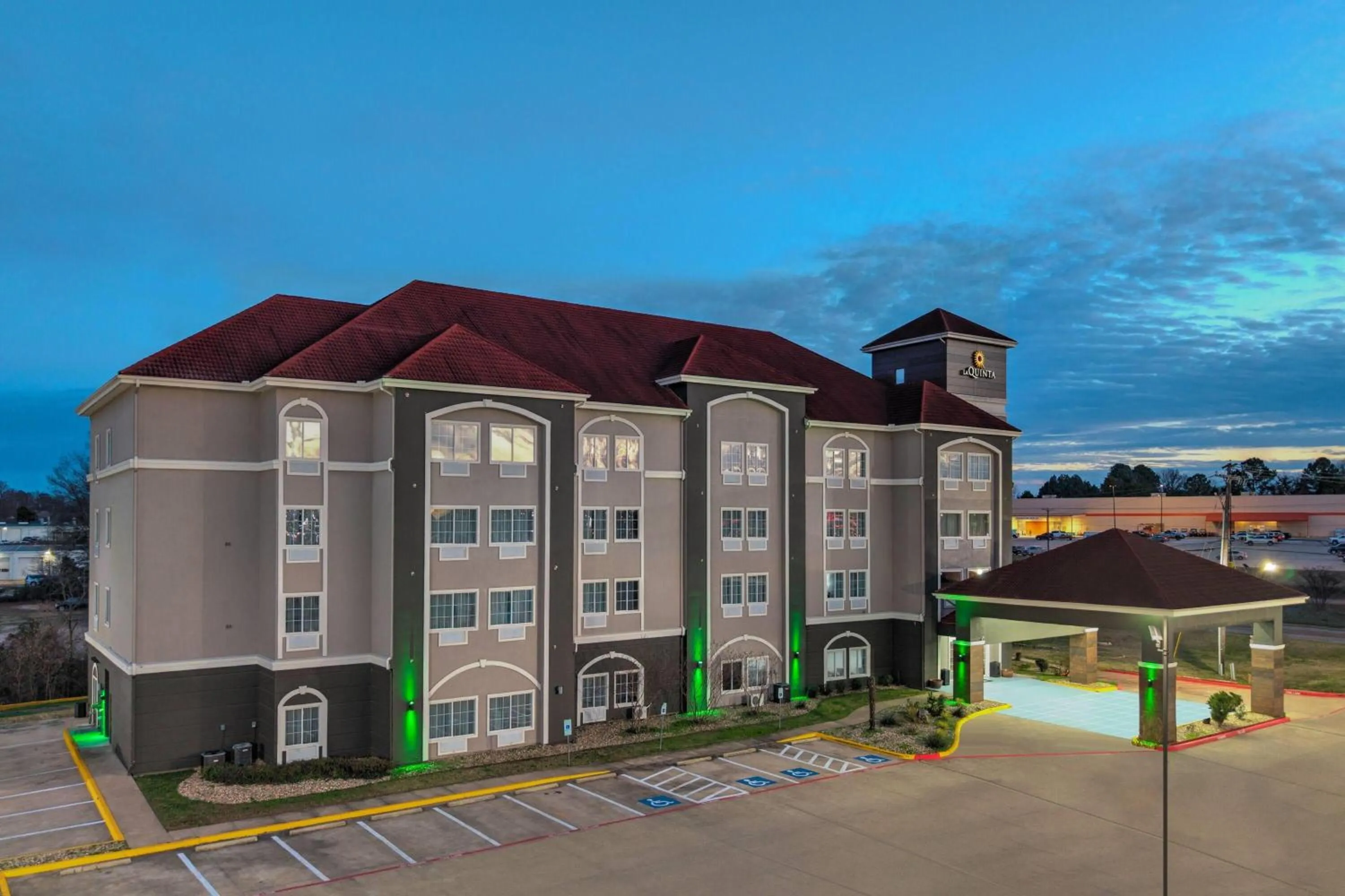 Property building in La Quinta Inn and Suites by Wyndham Paris