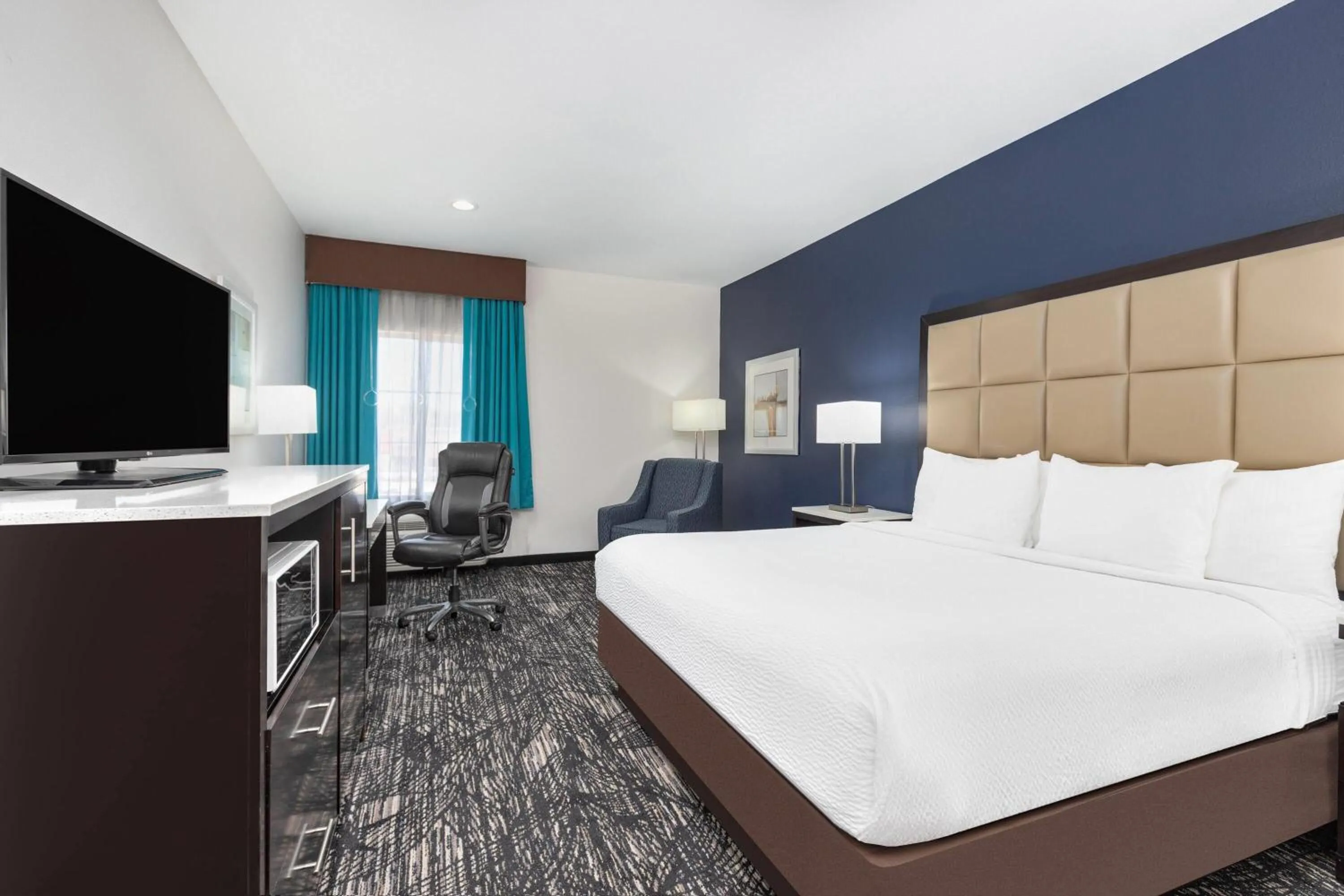 Photo of the whole room, Bed in La Quinta Inn and Suites by Wyndham Paris