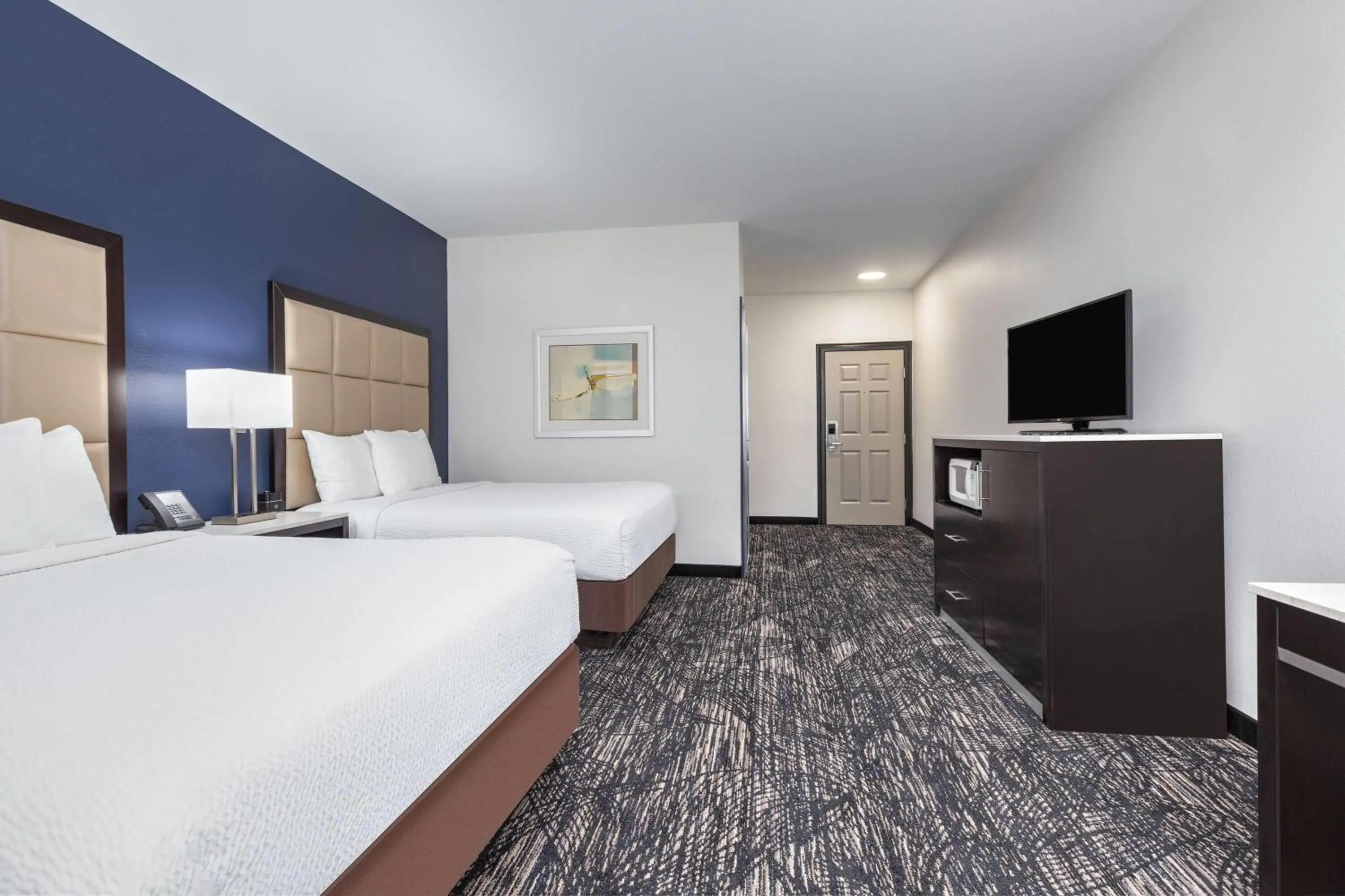 Photo of the whole room, Bed in La Quinta Inn and Suites by Wyndham Paris