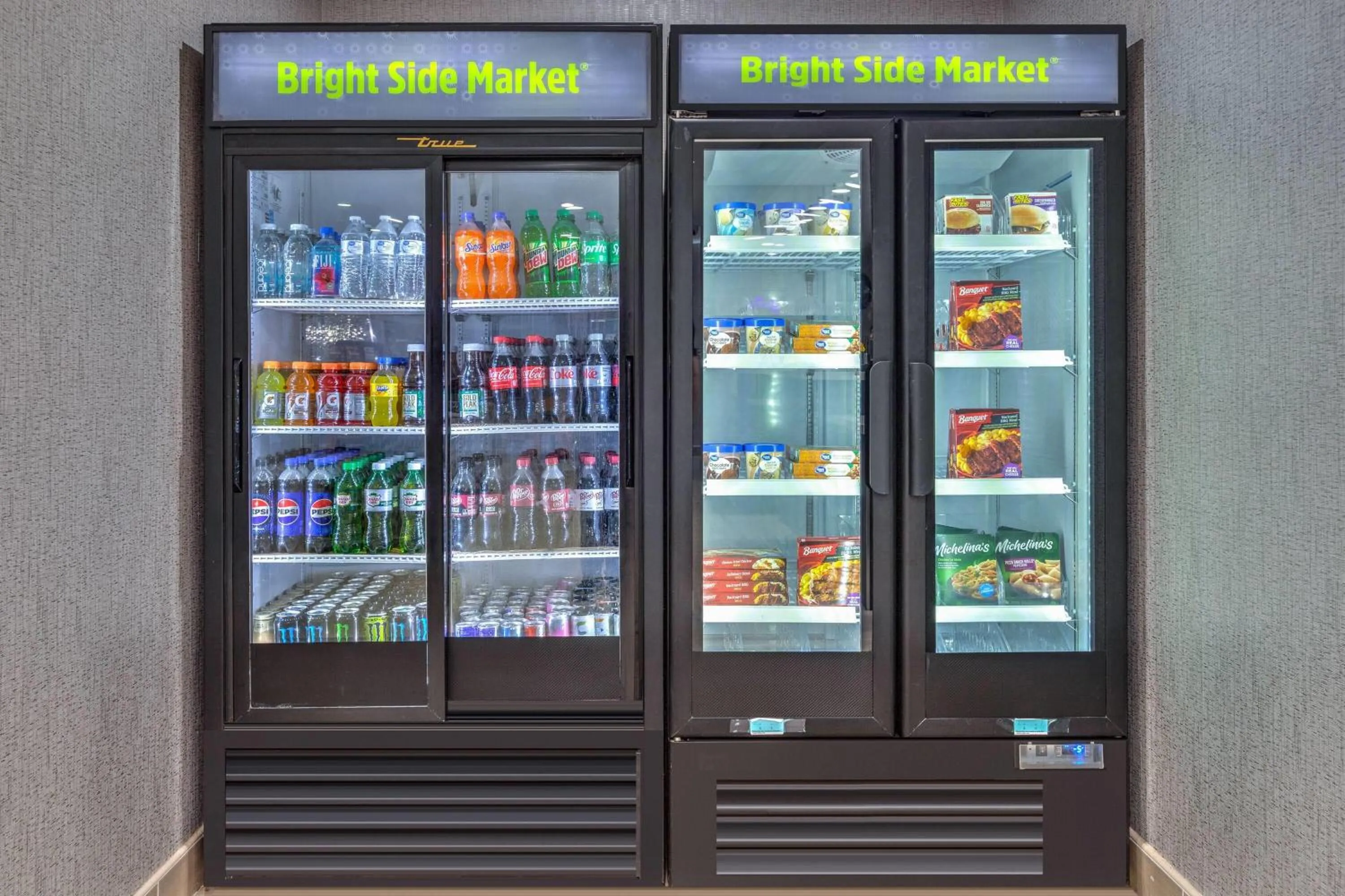 Food and drinks in La Quinta Inn and Suites by Wyndham Paris