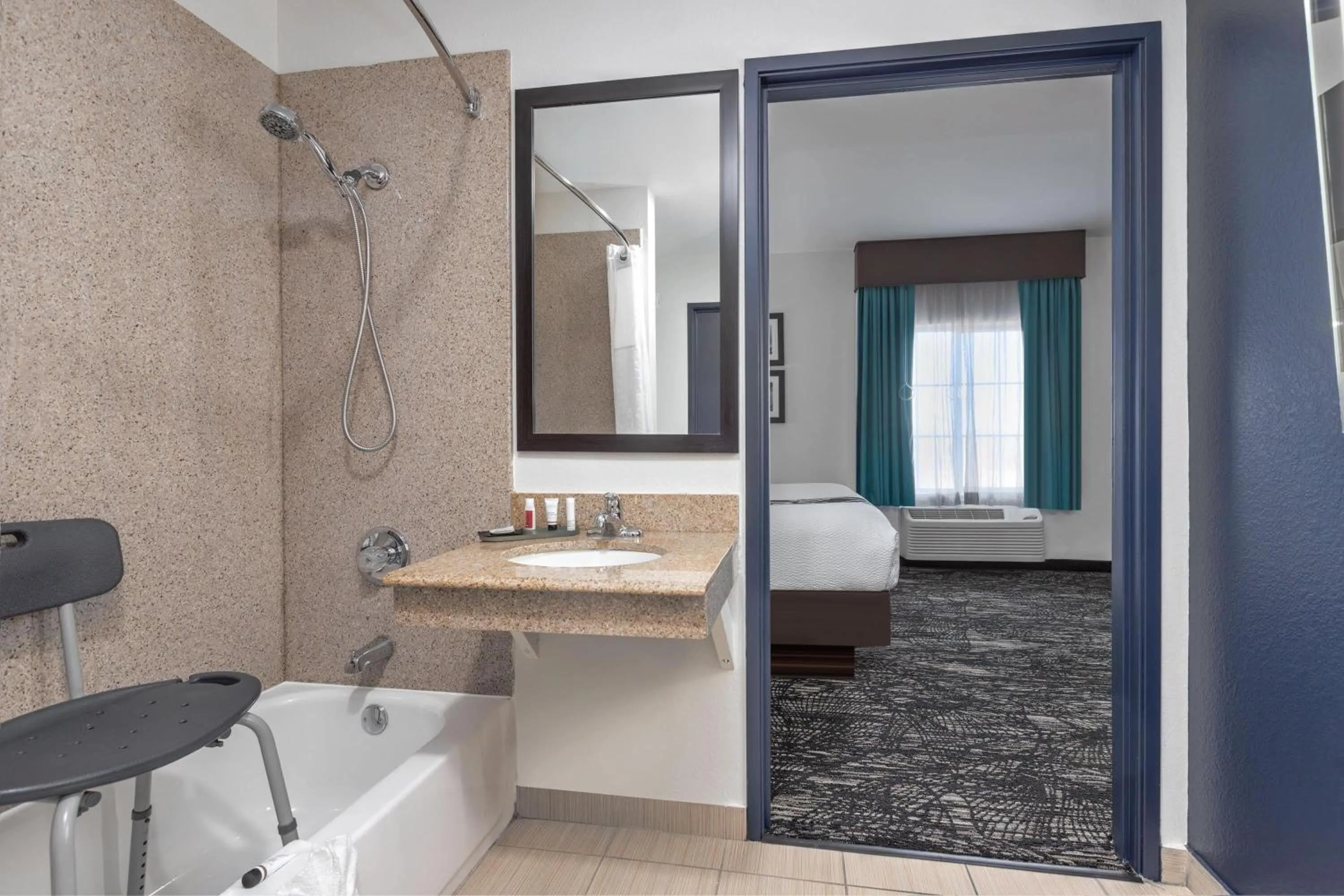 Photo of the whole room, Bed in La Quinta Inn and Suites by Wyndham Paris