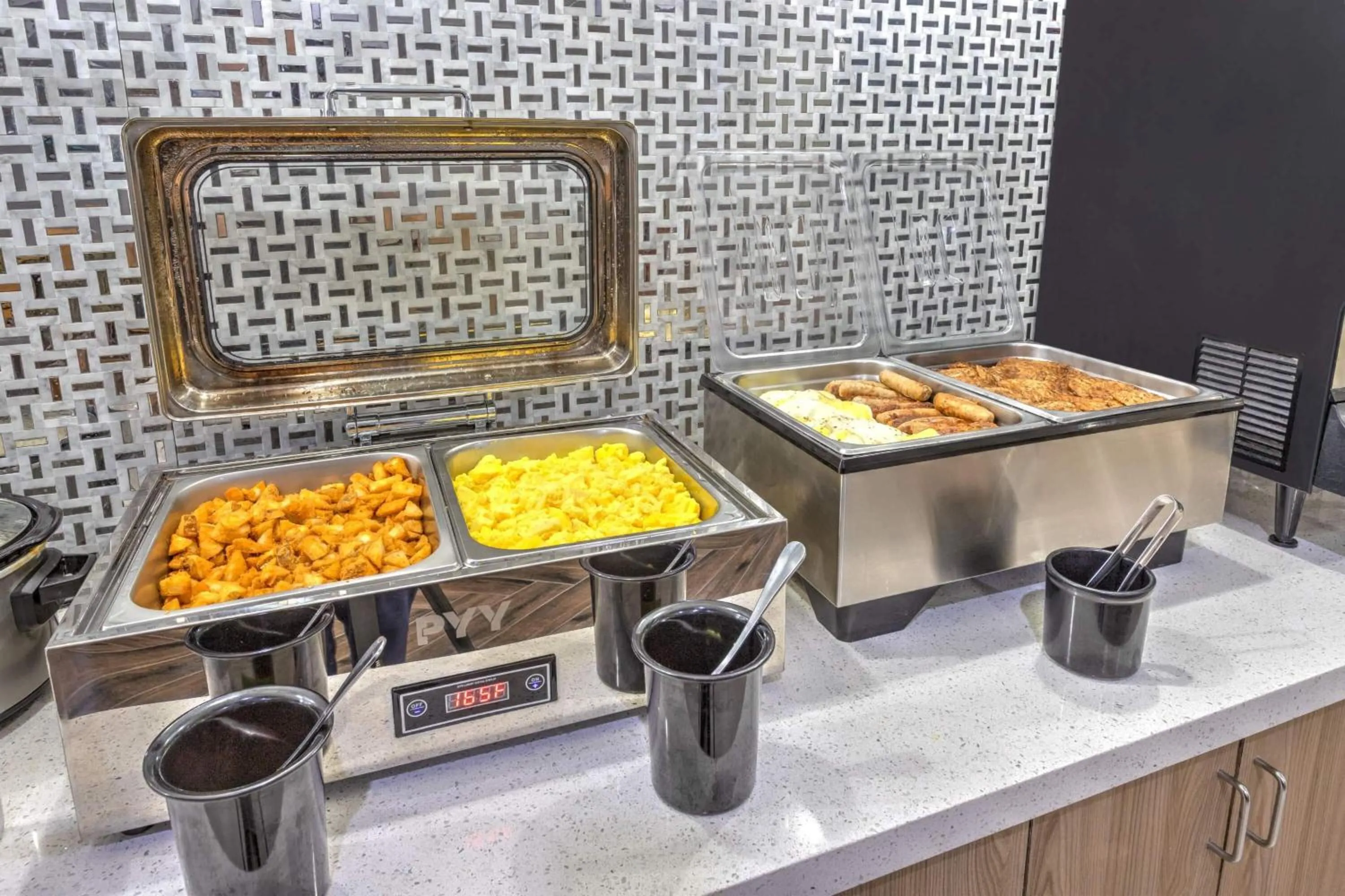 Breakfast in La Quinta Inn and Suites by Wyndham Paris