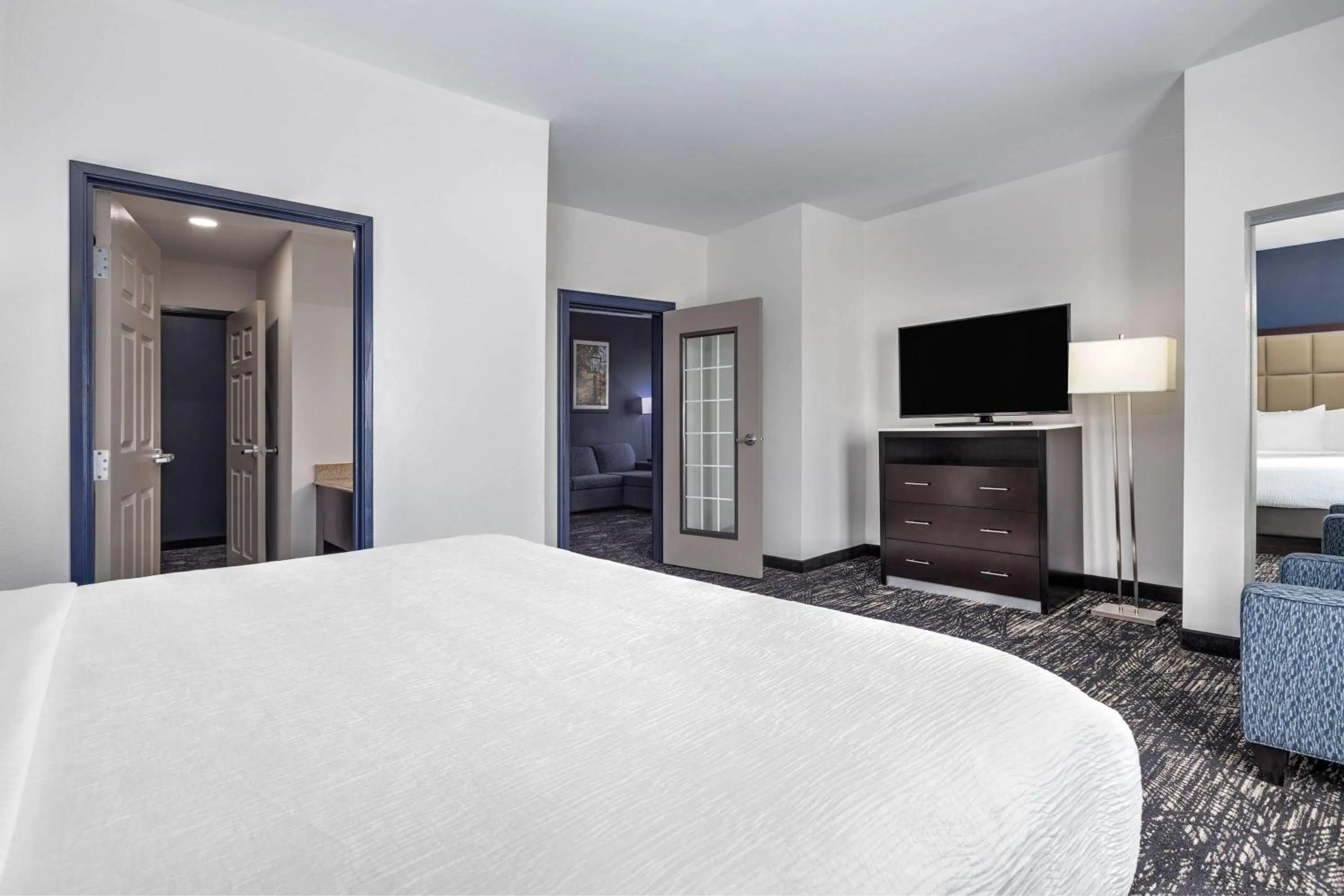 Photo of the whole room, Bed in La Quinta Inn and Suites by Wyndham Paris