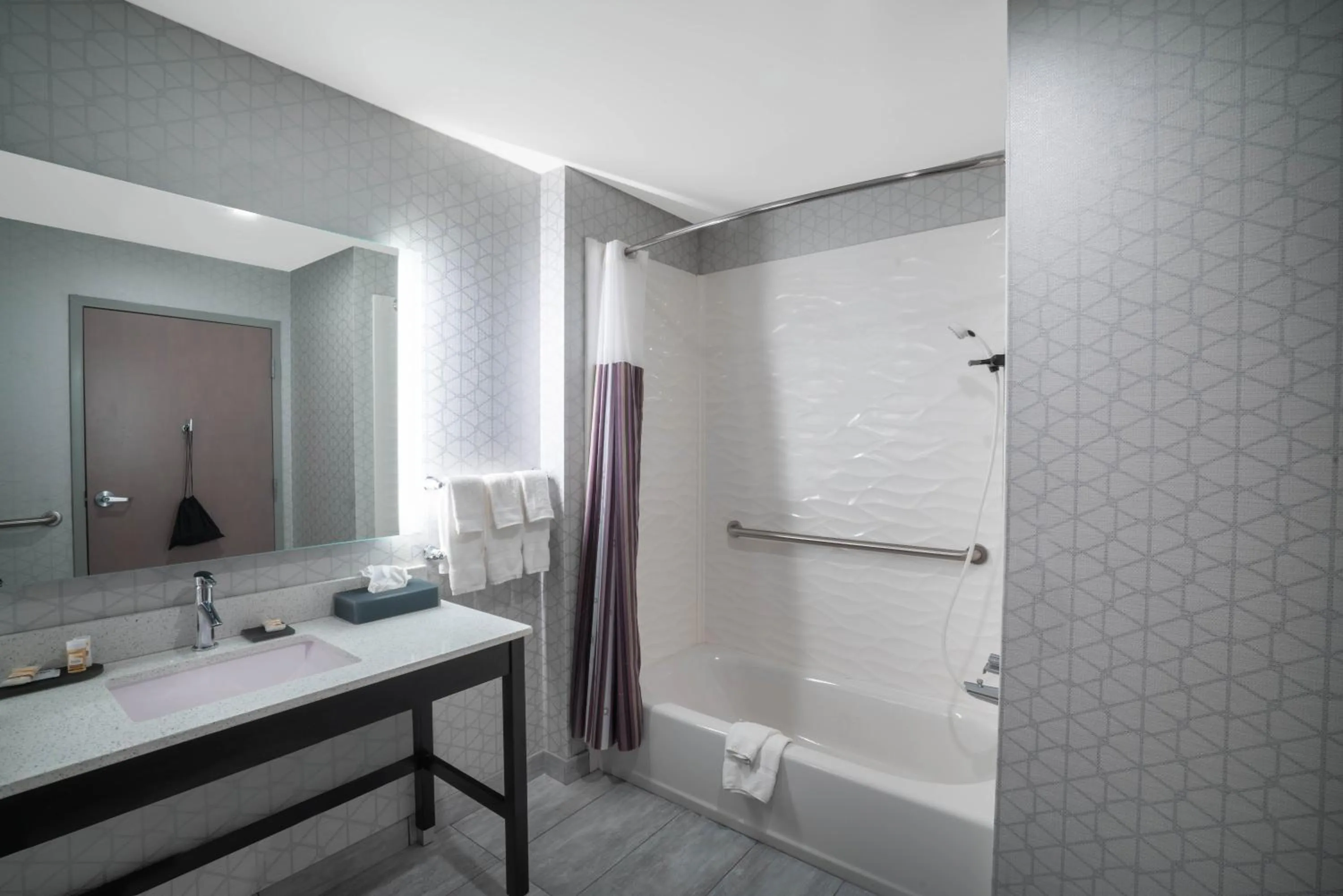 Bathroom in La Quinta by Wyndham West Memphis