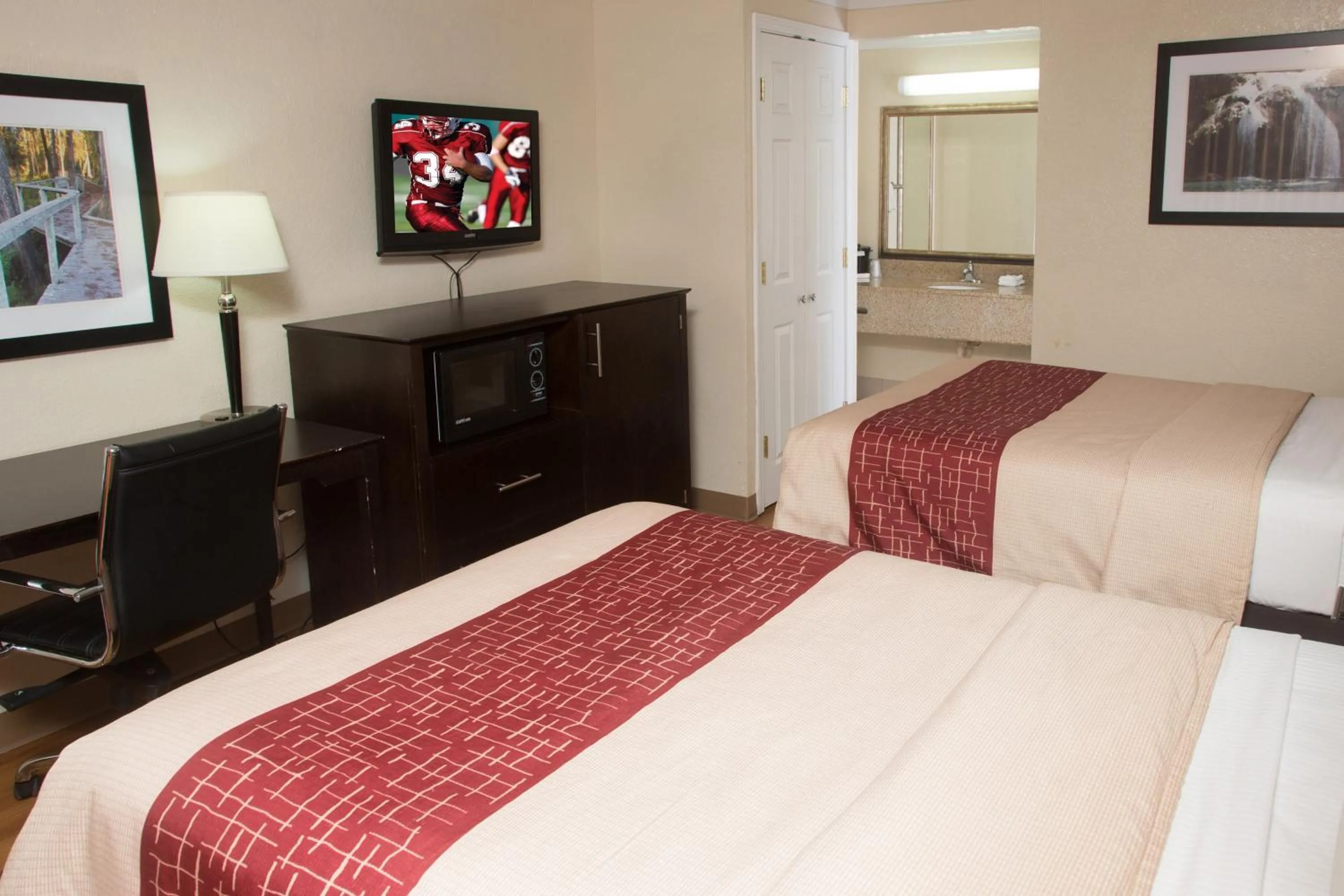 Photo of the whole room, Bed in Red Roof Inn Ardmore