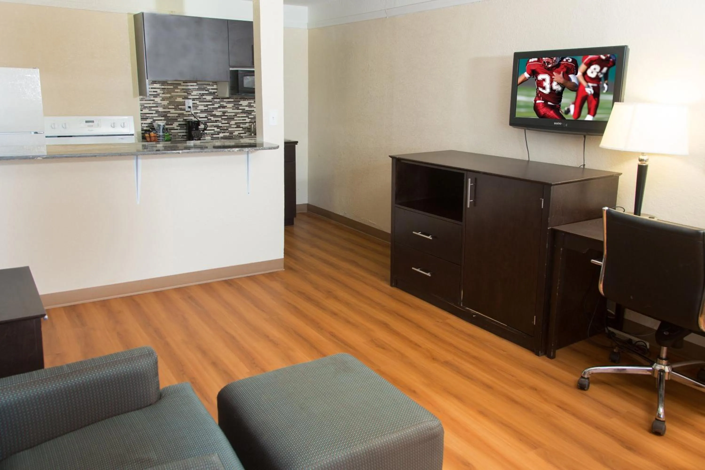 Living room in Red Roof Inn Ardmore