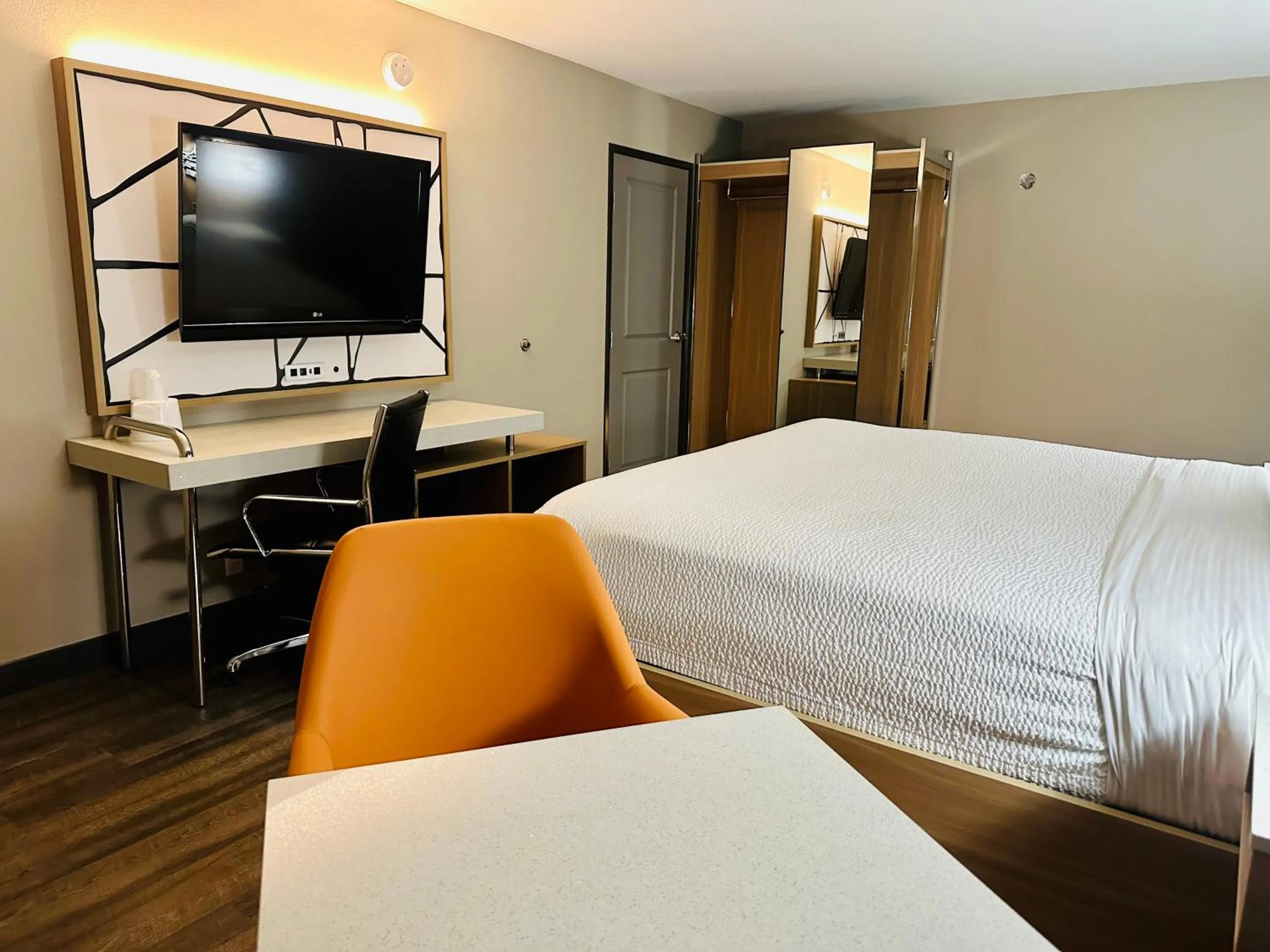 Bed in La Quinta Inn by Wyndham Costa Mesa Orange County