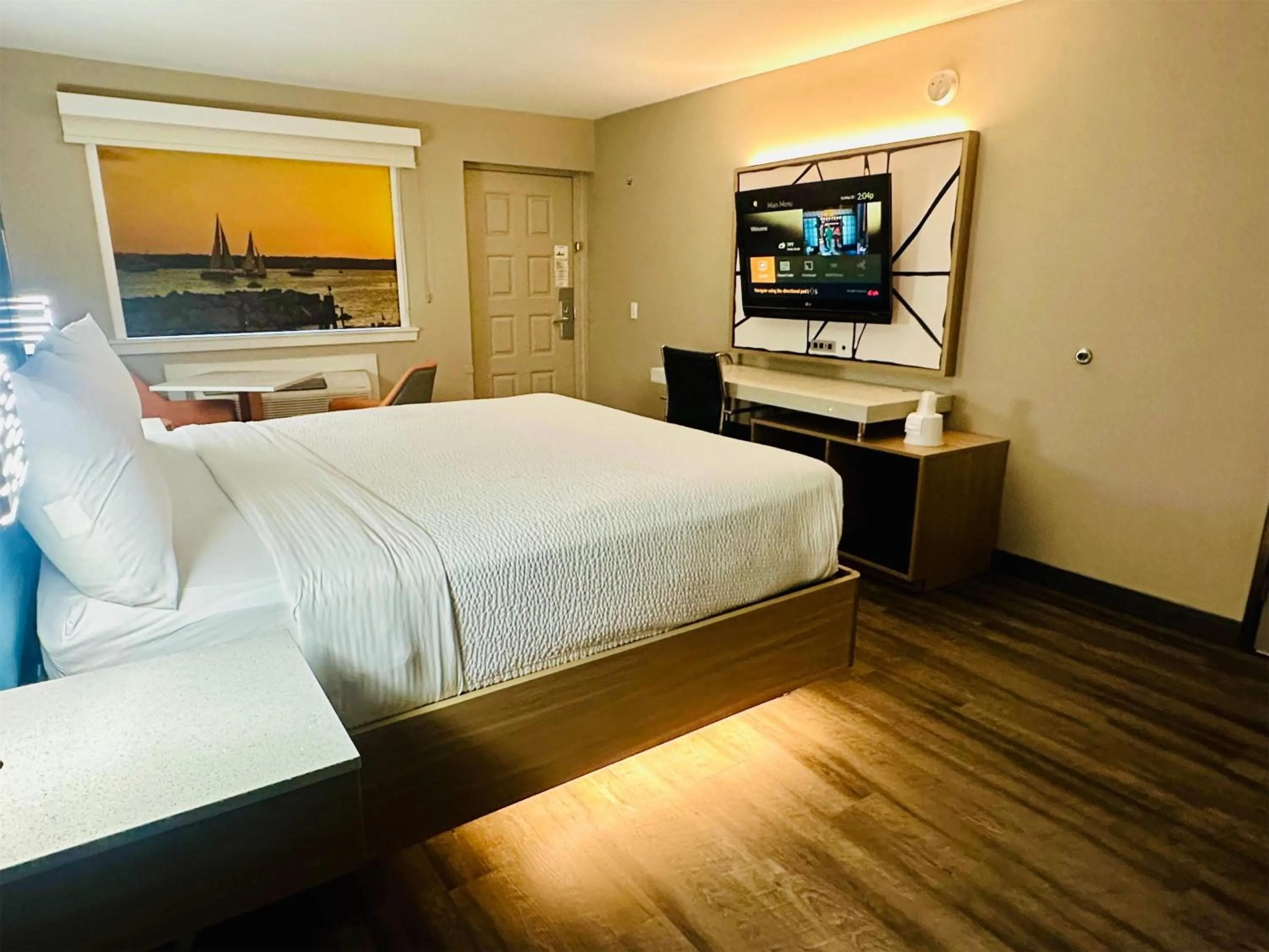 Photo of the whole room, Bed in La Quinta Inn by Wyndham Costa Mesa Orange County