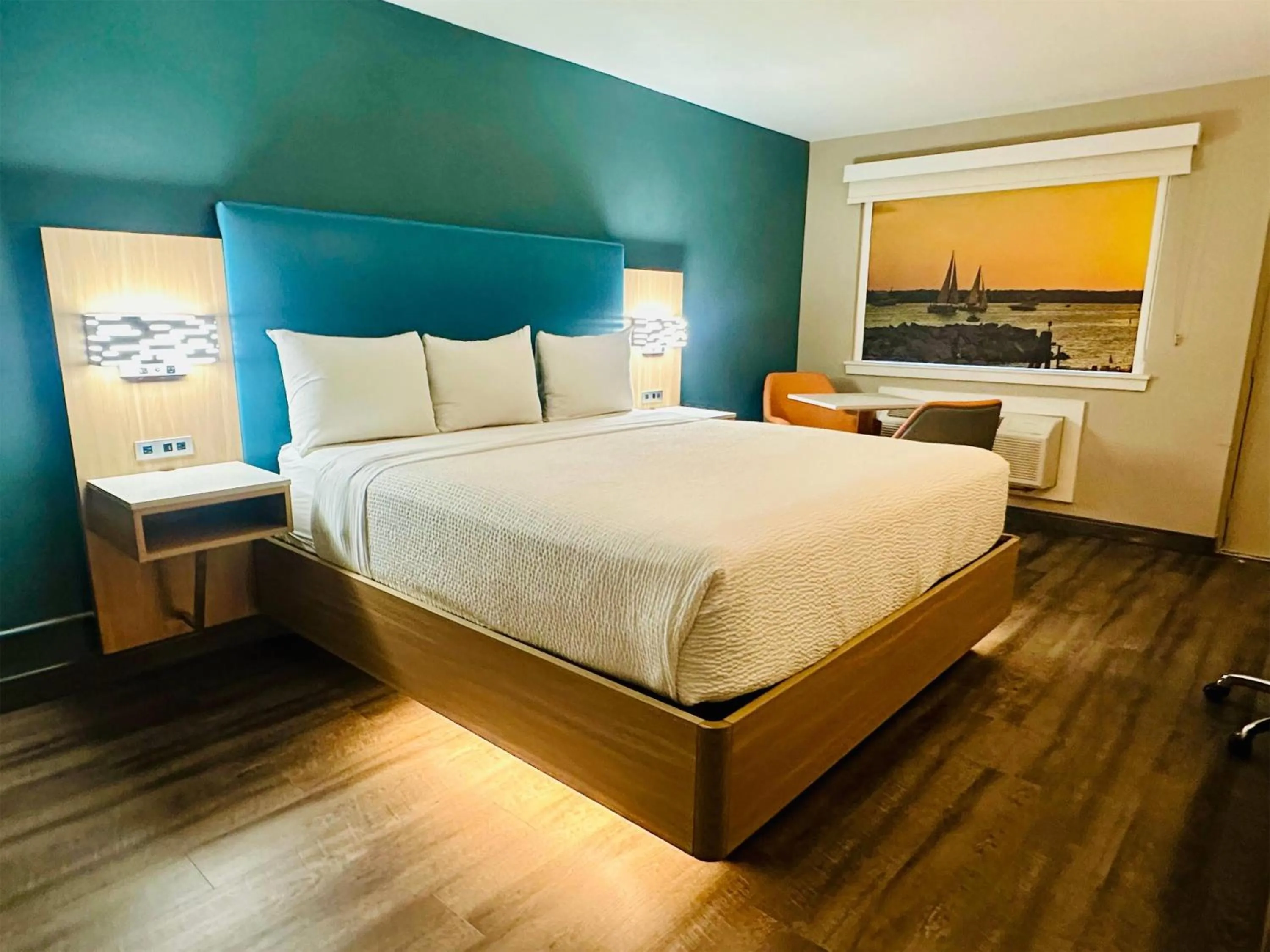 Photo of the whole room, Bed in La Quinta Inn by Wyndham Costa Mesa Orange County