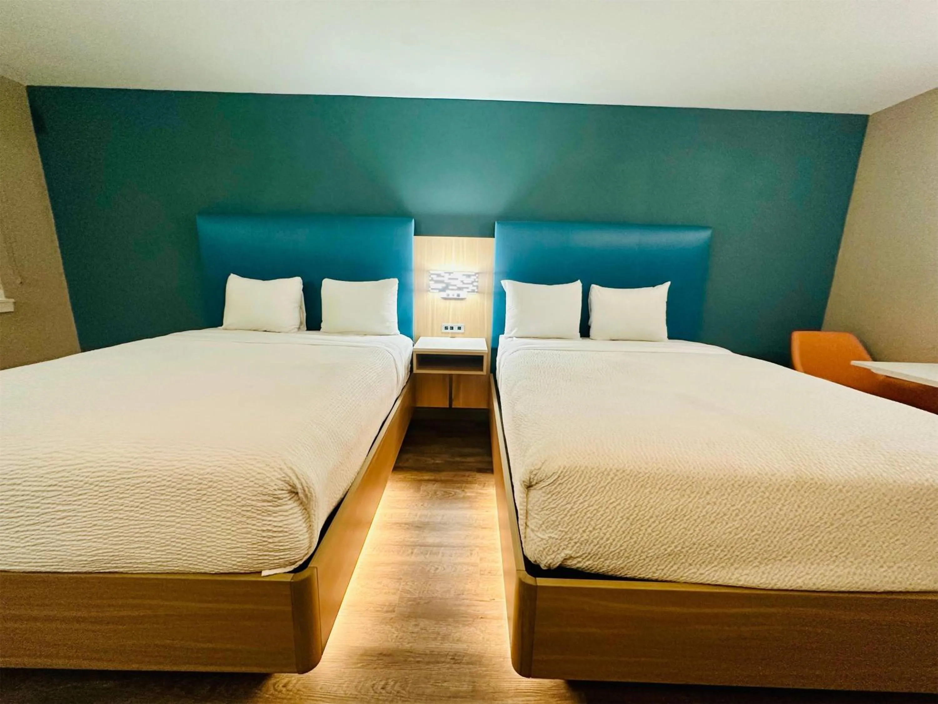 Photo of the whole room, Bed in La Quinta Inn by Wyndham Costa Mesa Orange County