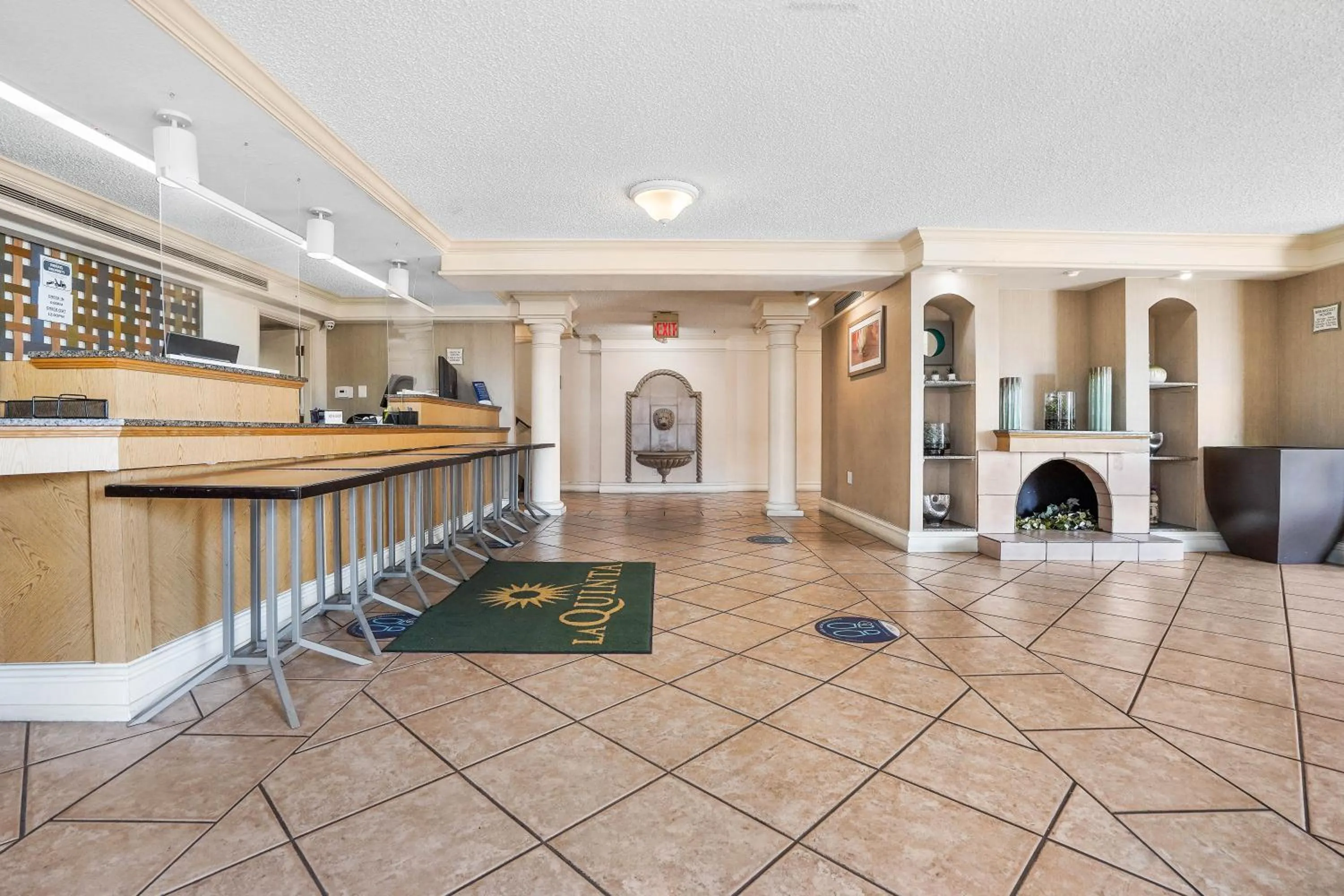 Lobby or reception in La Quinta Inn by Wyndham Costa Mesa Orange County
