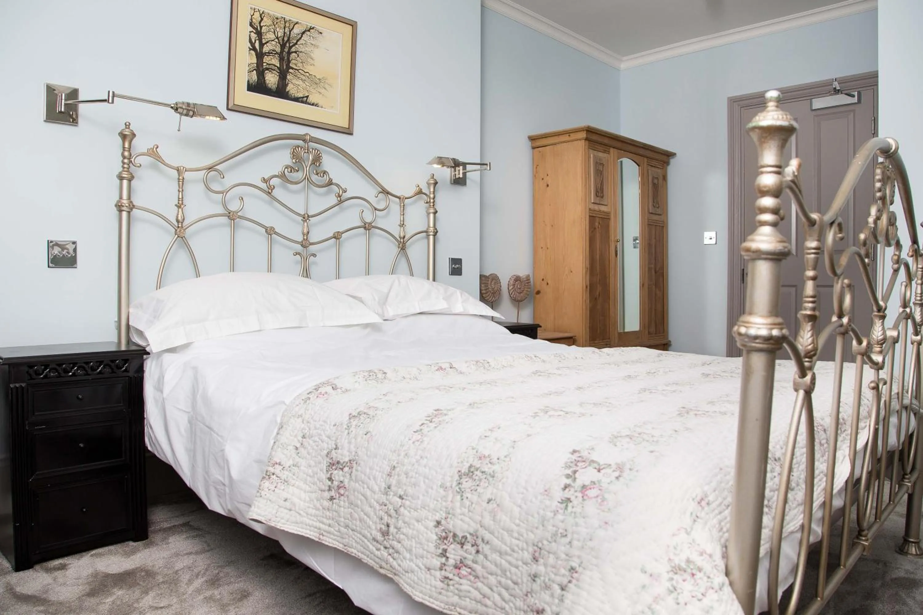 Bedroom, Bed in The Globe Angle