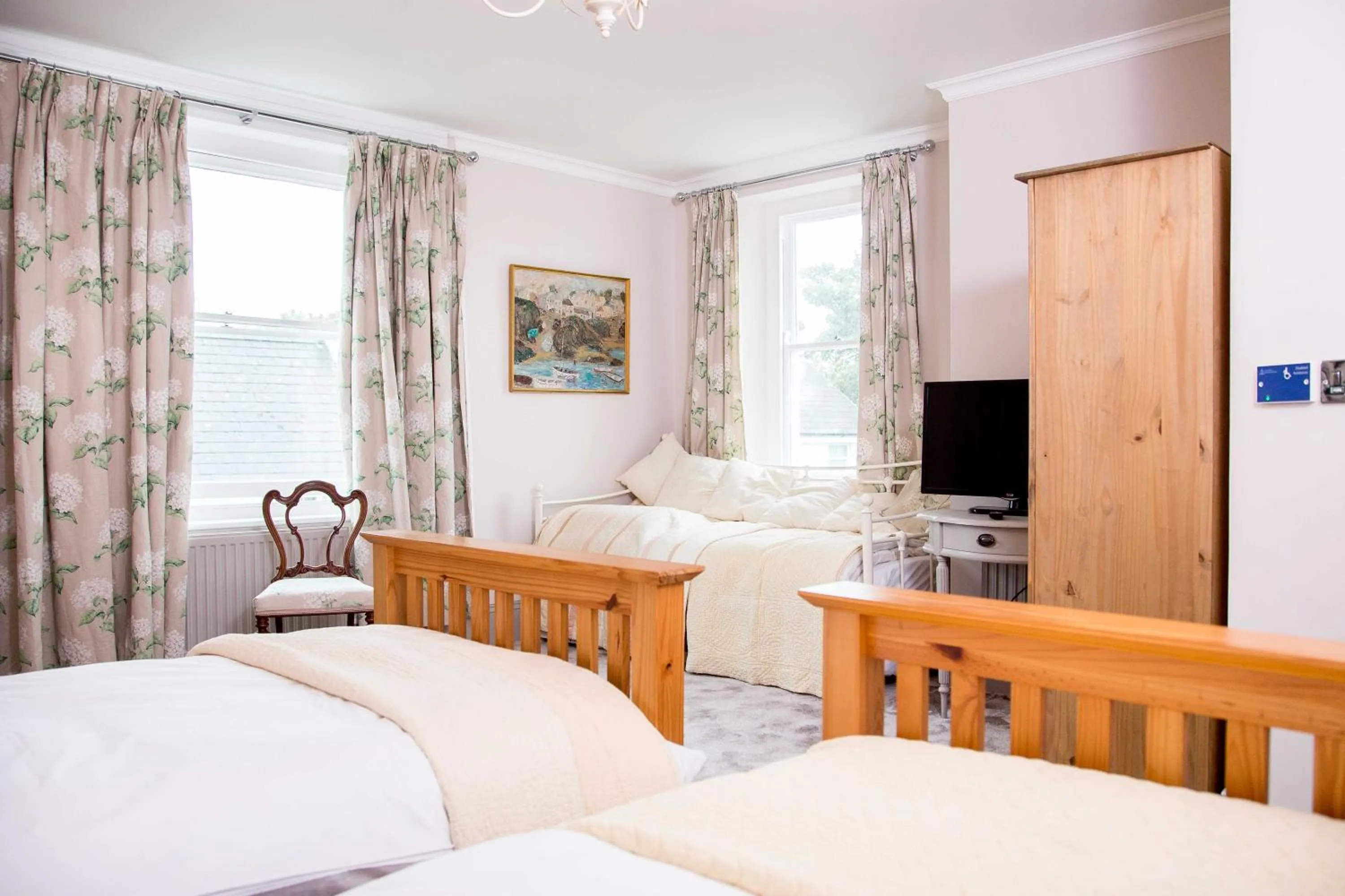 Bedroom, Bed in The Globe Angle