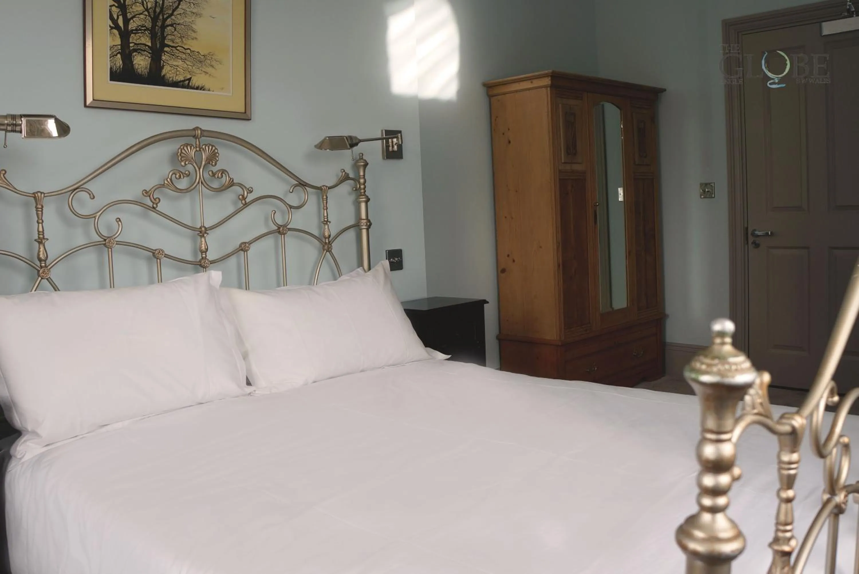 Bedroom, Bed in The Globe Angle