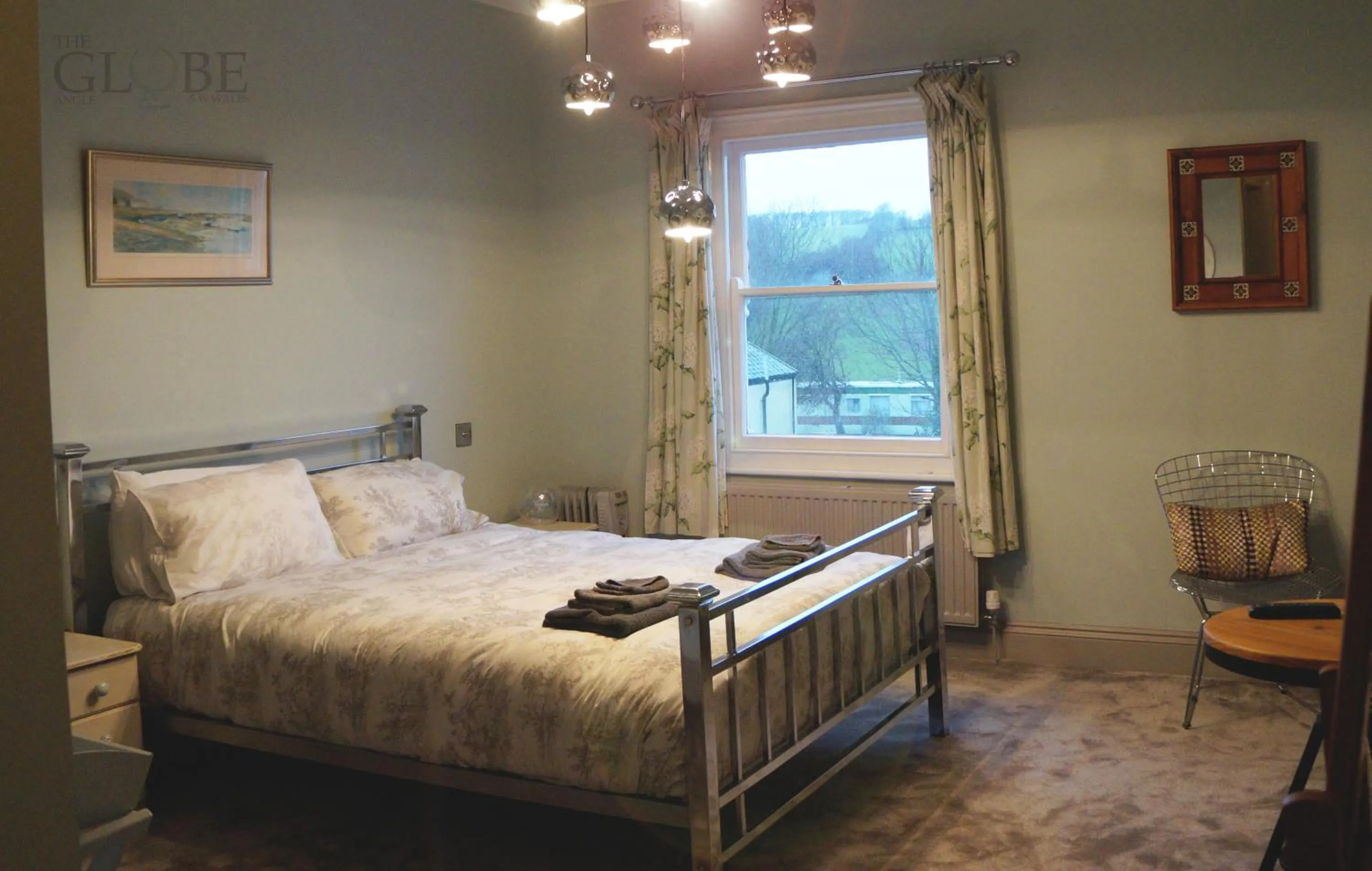 Bedroom, Bed in The Globe Angle