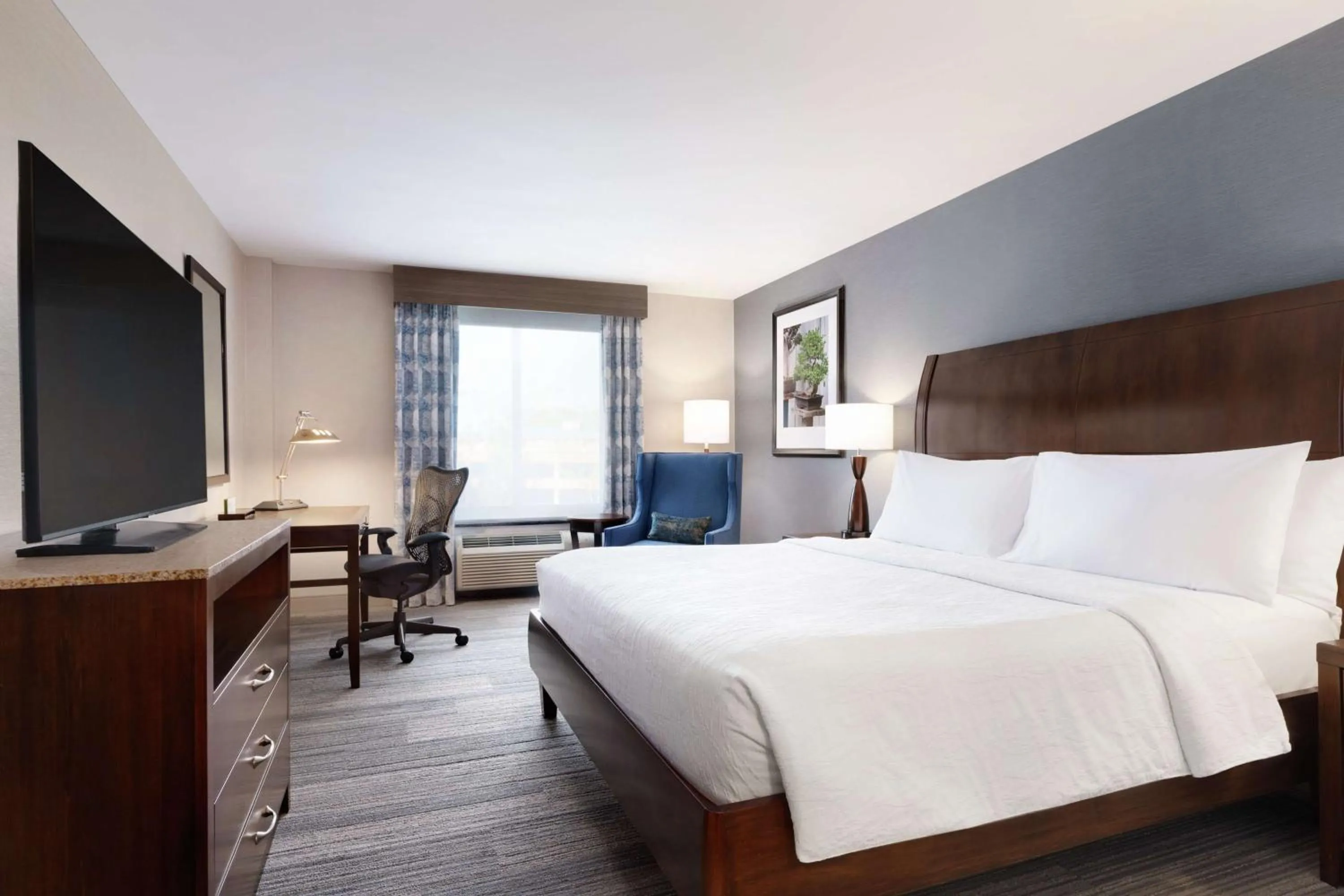 Bedroom, Bed in Hilton Garden Inn Stony Brook