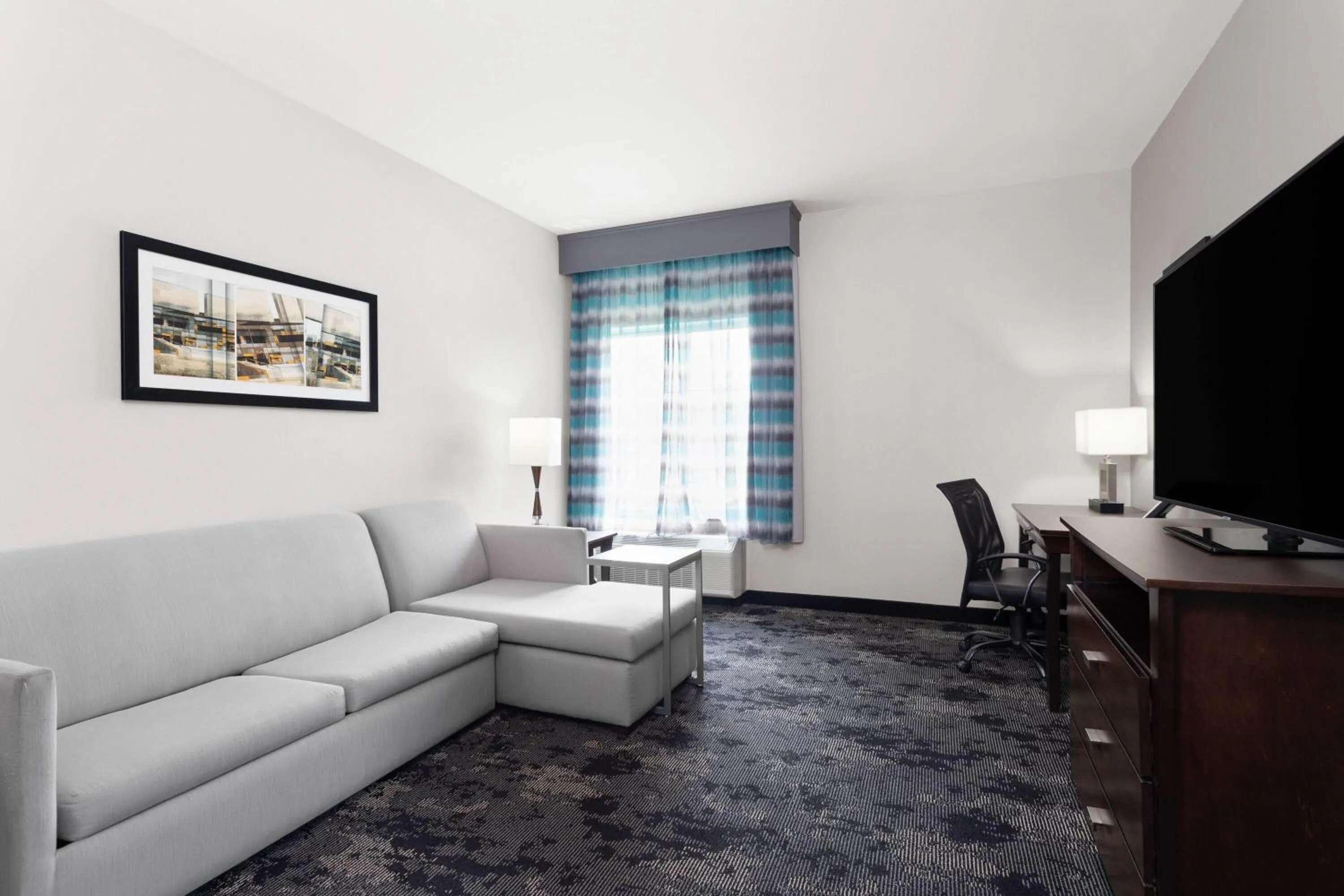 Photo of the whole room in La Quinta by Wyndham Columbus - Edinburgh