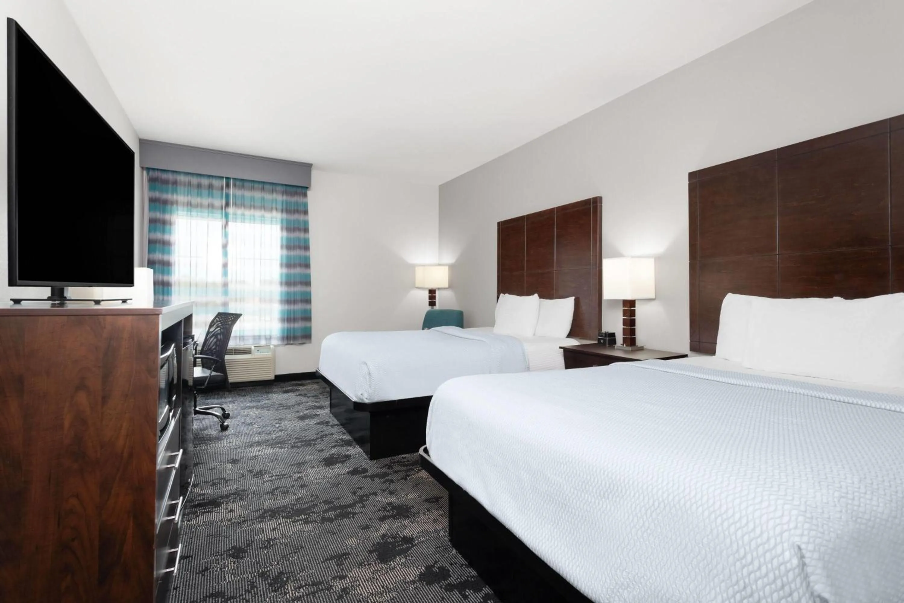 Photo of the whole room, Bed in La Quinta by Wyndham Columbus - Edinburgh