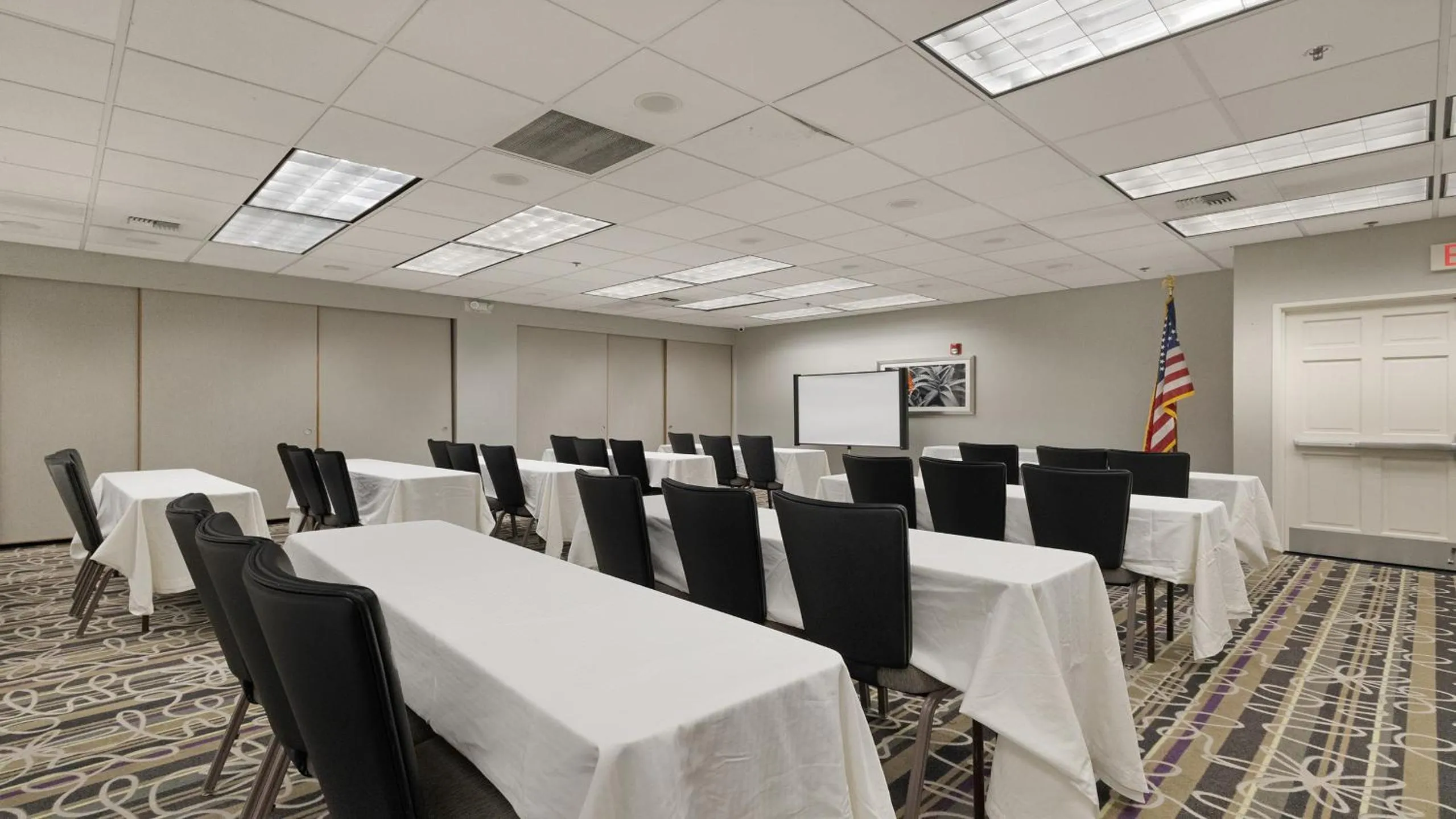 Meeting/conference room in Howard Johnson by Wyndham Sacramento Downtown