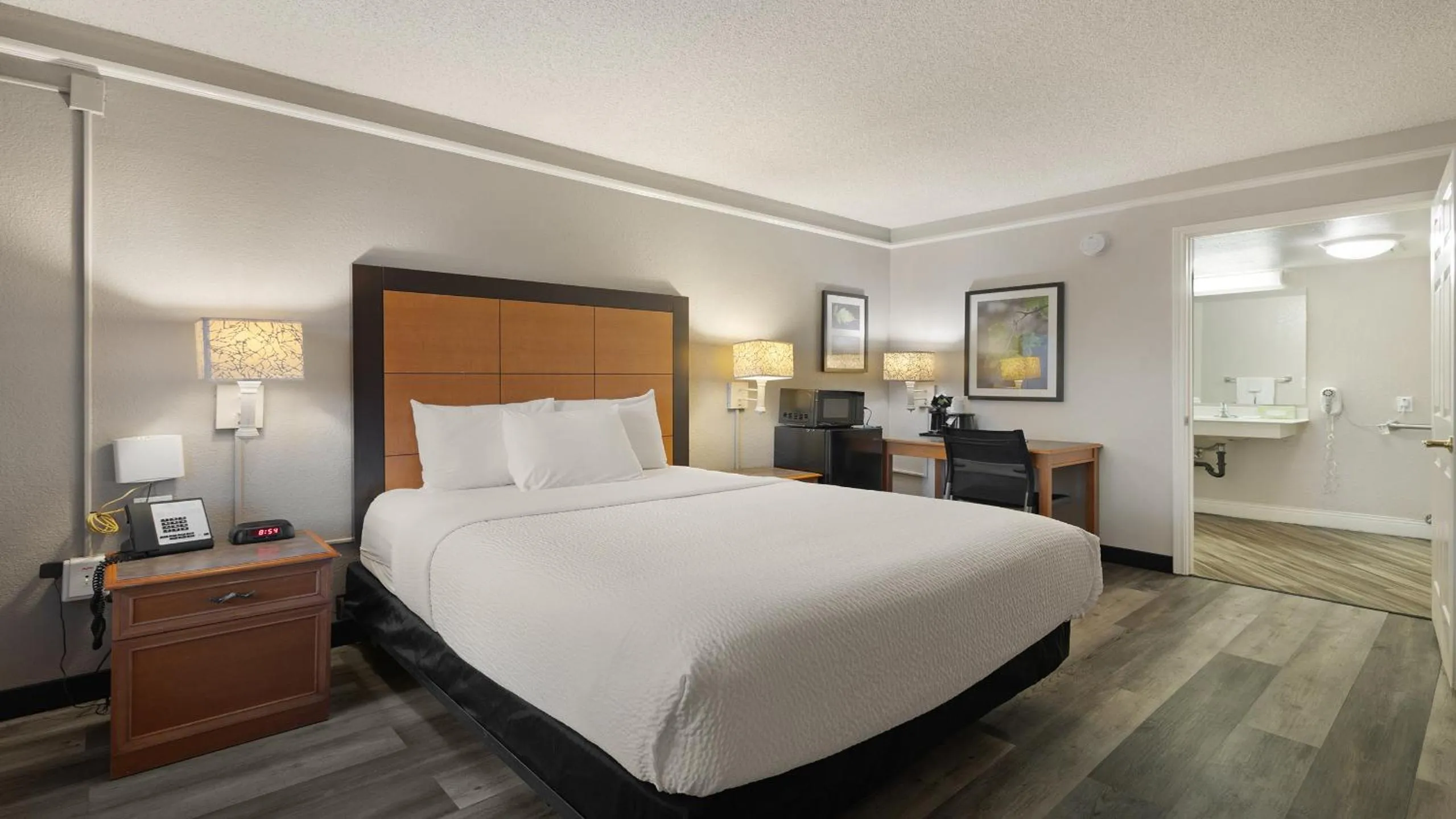 Bedroom, Bed in Howard Johnson by Wyndham Sacramento Downtown