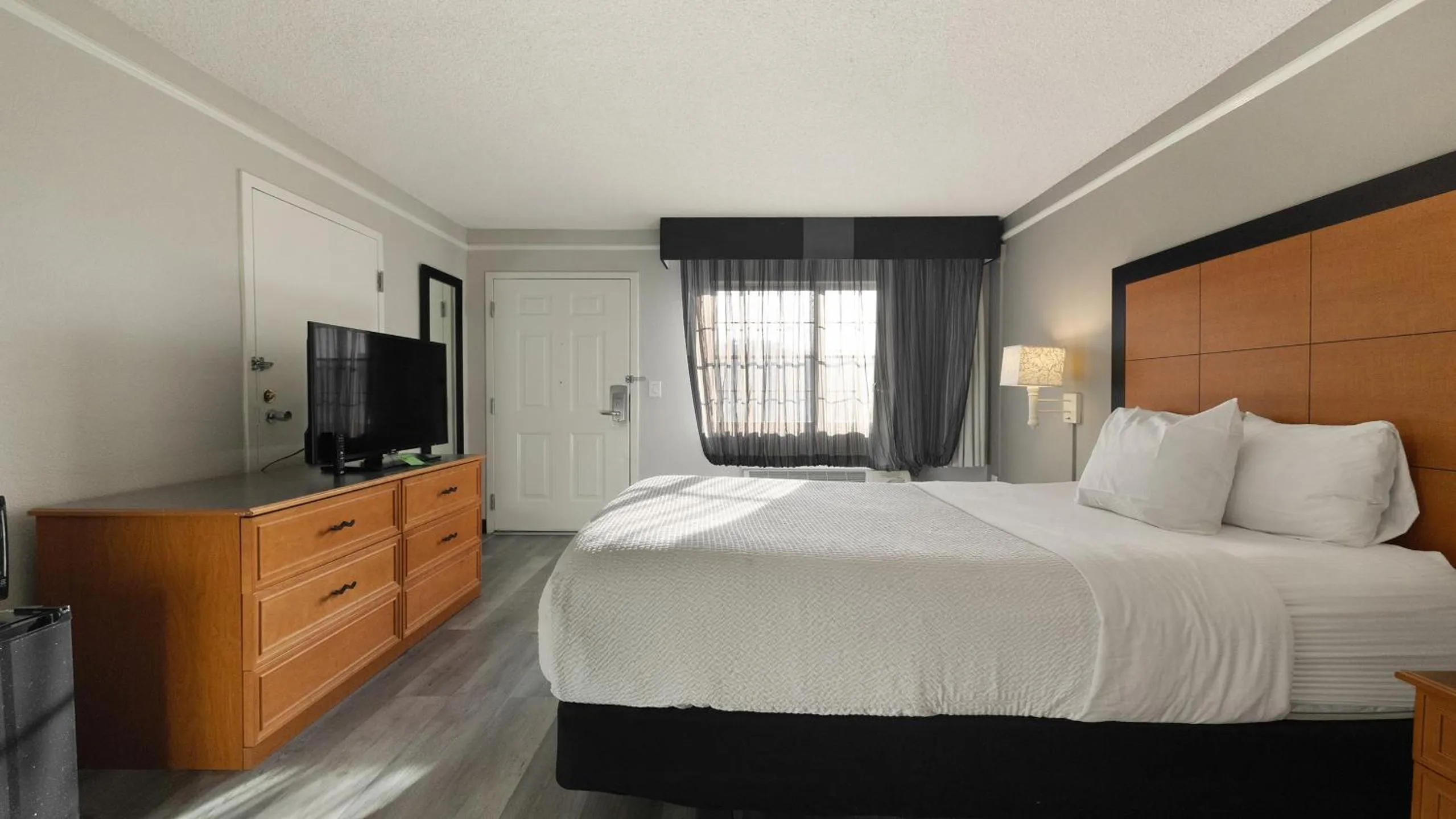 Bedroom, Bed in Howard Johnson by Wyndham Sacramento Downtown