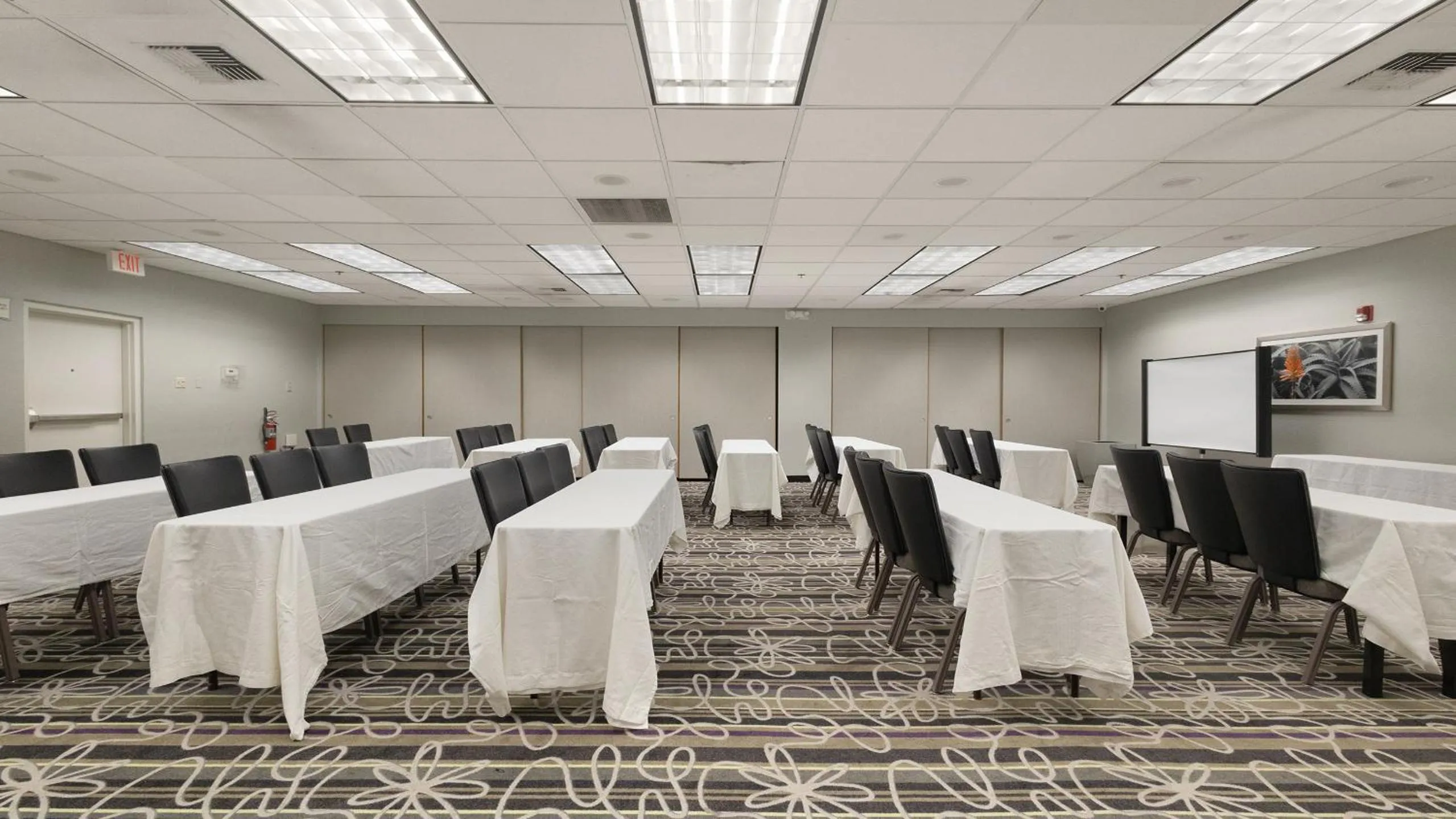 Meeting/conference room in Howard Johnson by Wyndham Sacramento Downtown