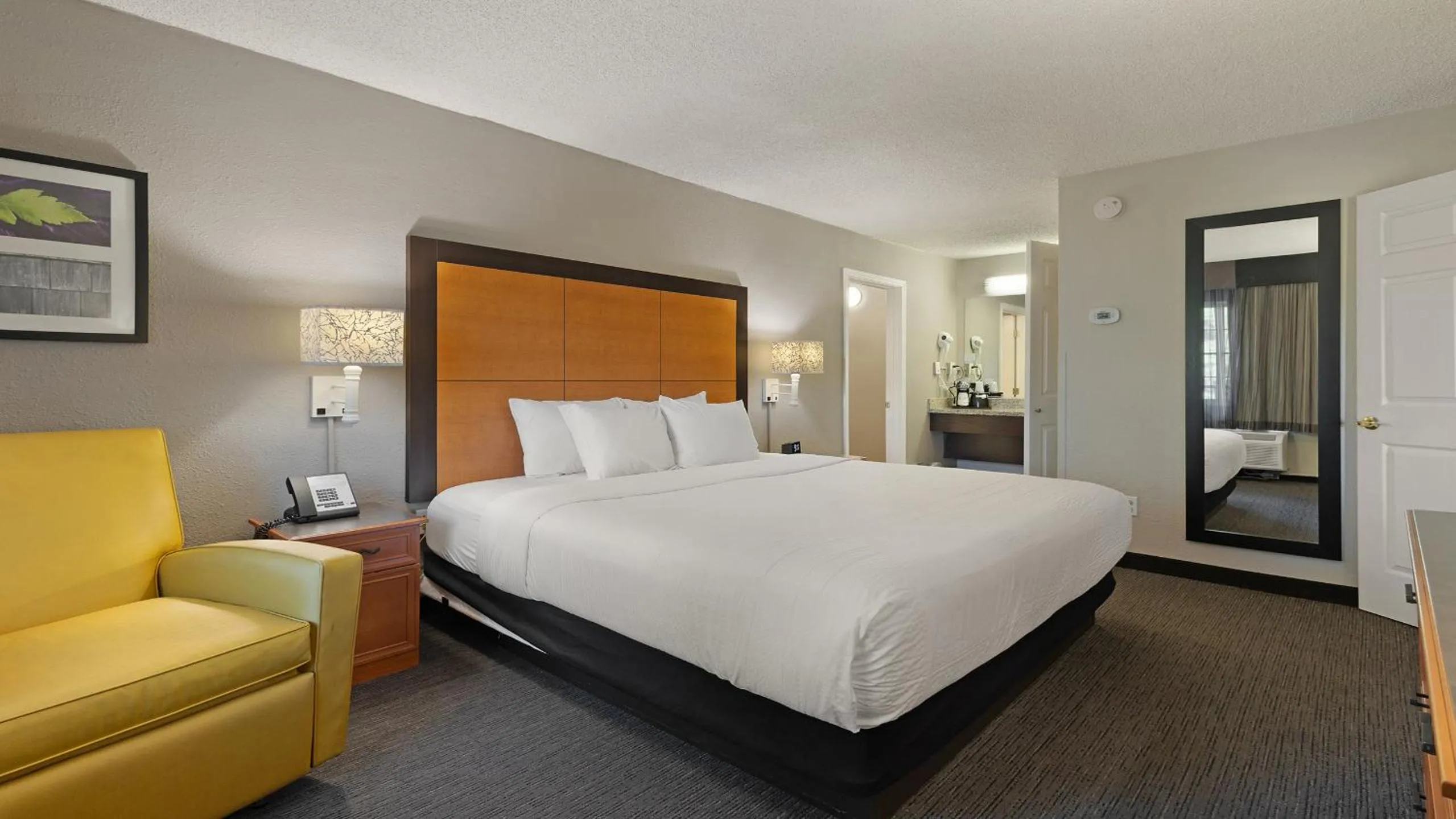 Bedroom, Bed in Howard Johnson by Wyndham Sacramento Downtown