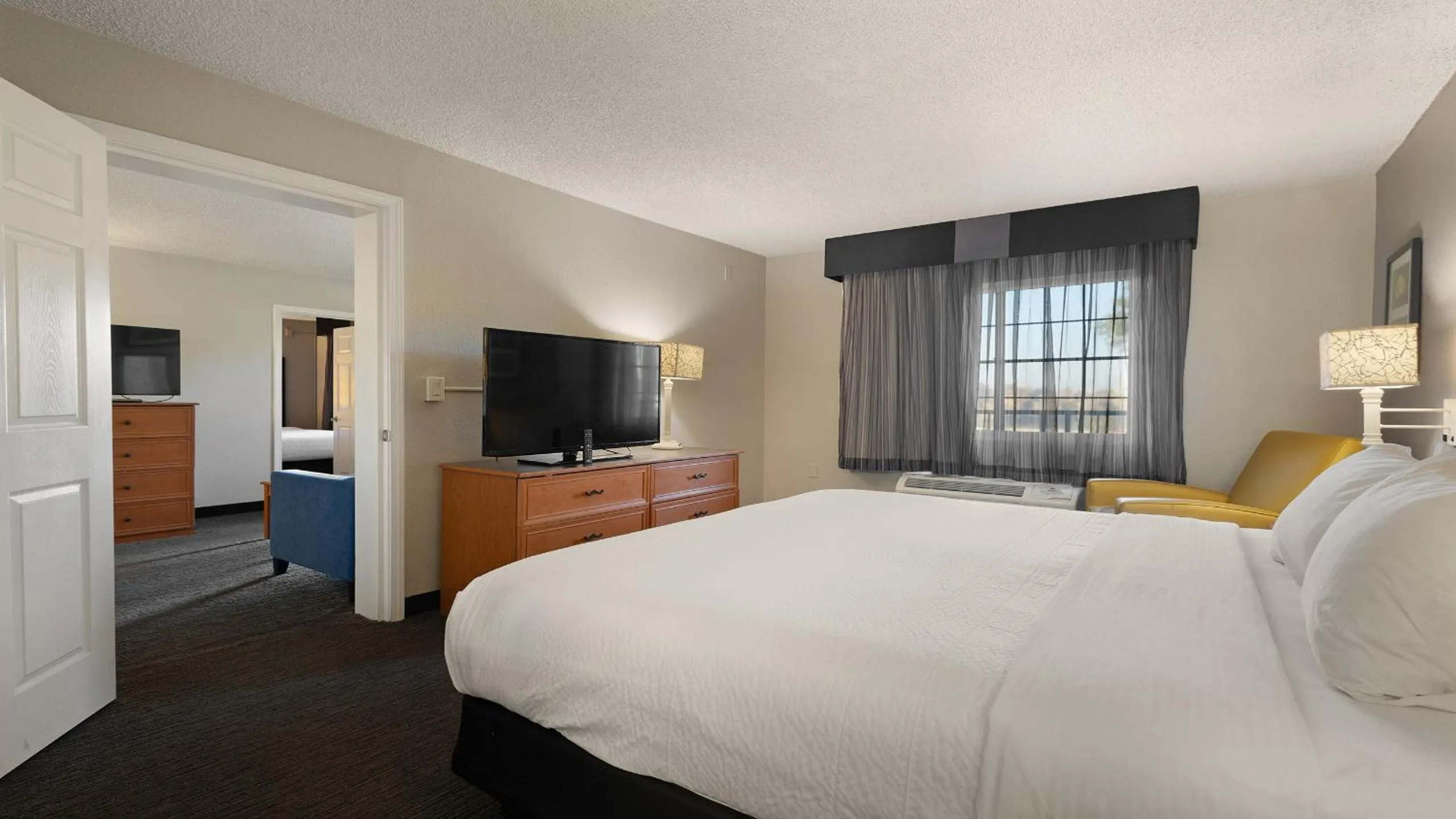 Bedroom, Bed in Howard Johnson by Wyndham Sacramento Downtown