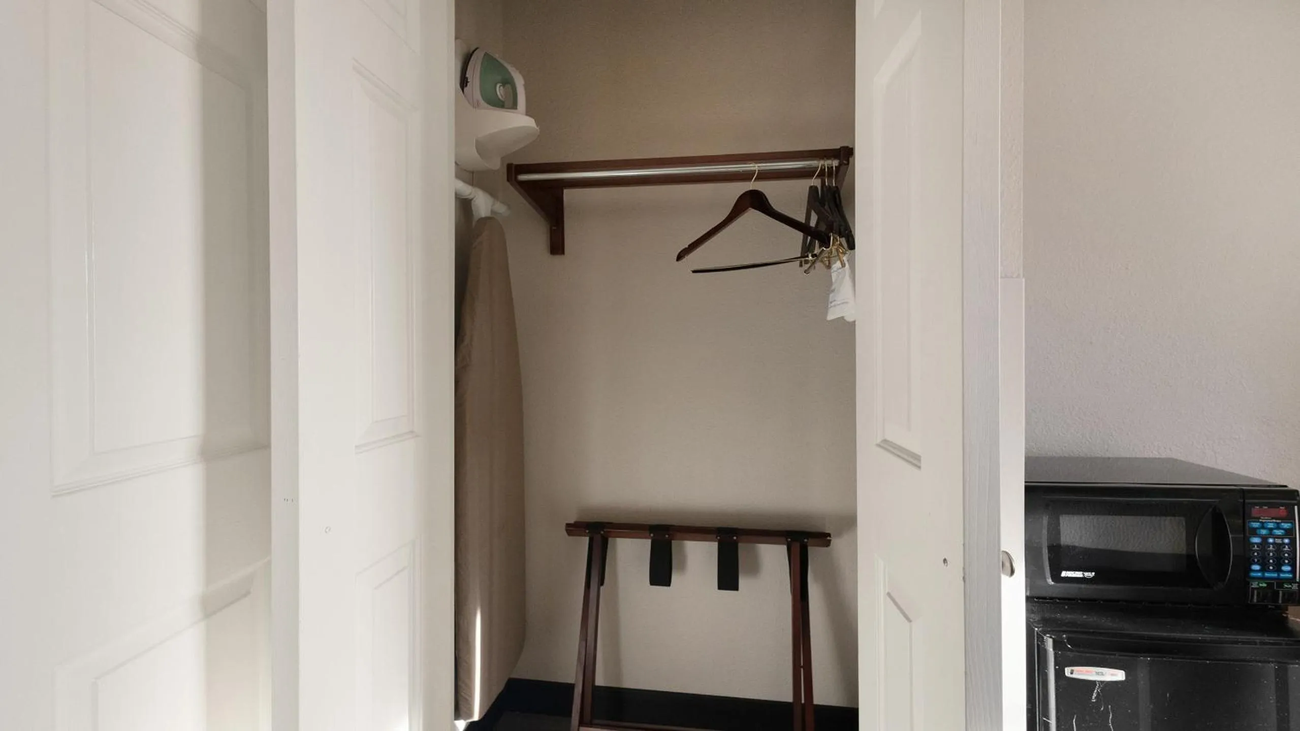 Bedroom in Howard Johnson by Wyndham Sacramento Downtown