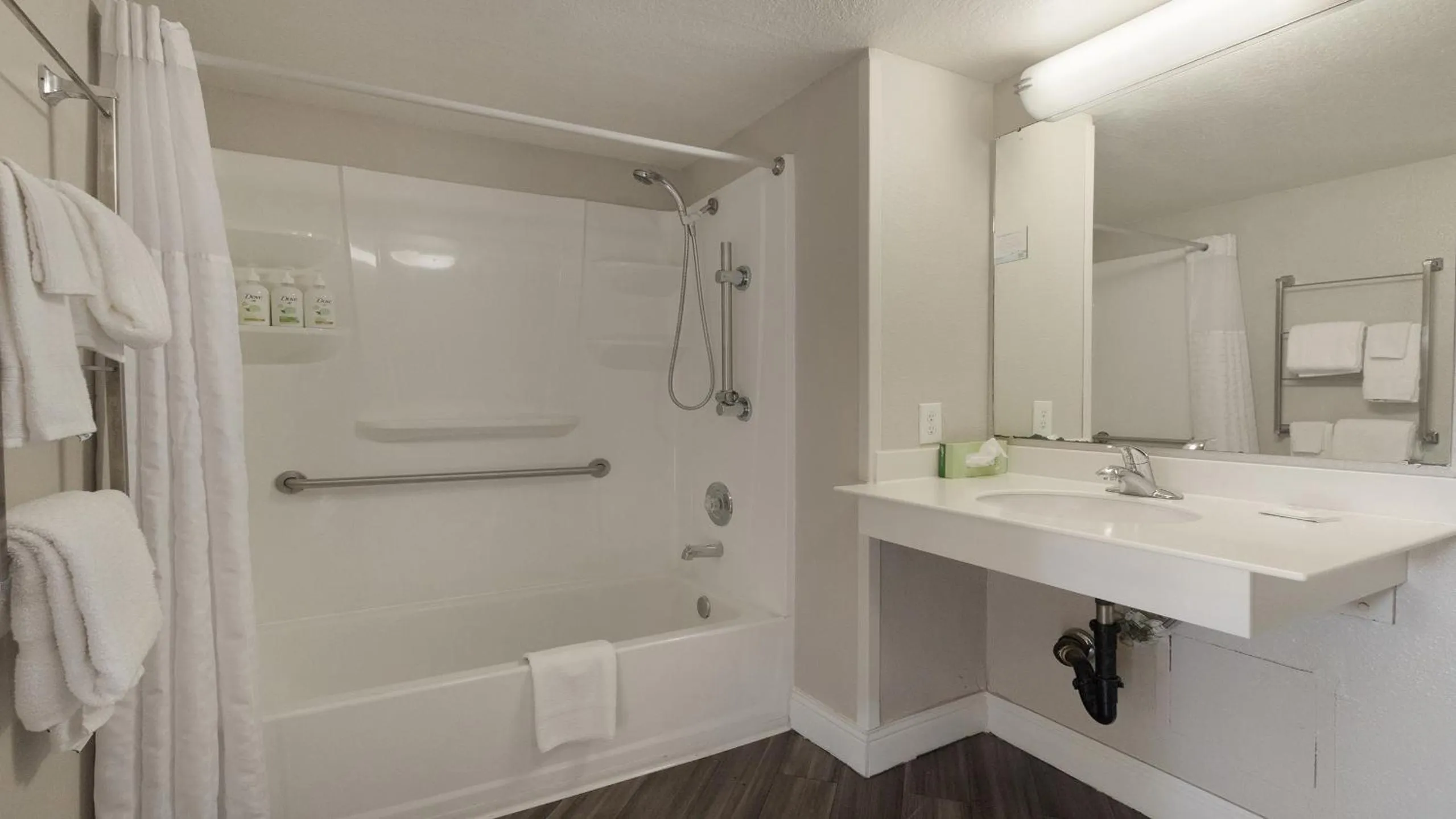 Bathroom in Howard Johnson by Wyndham Sacramento Downtown