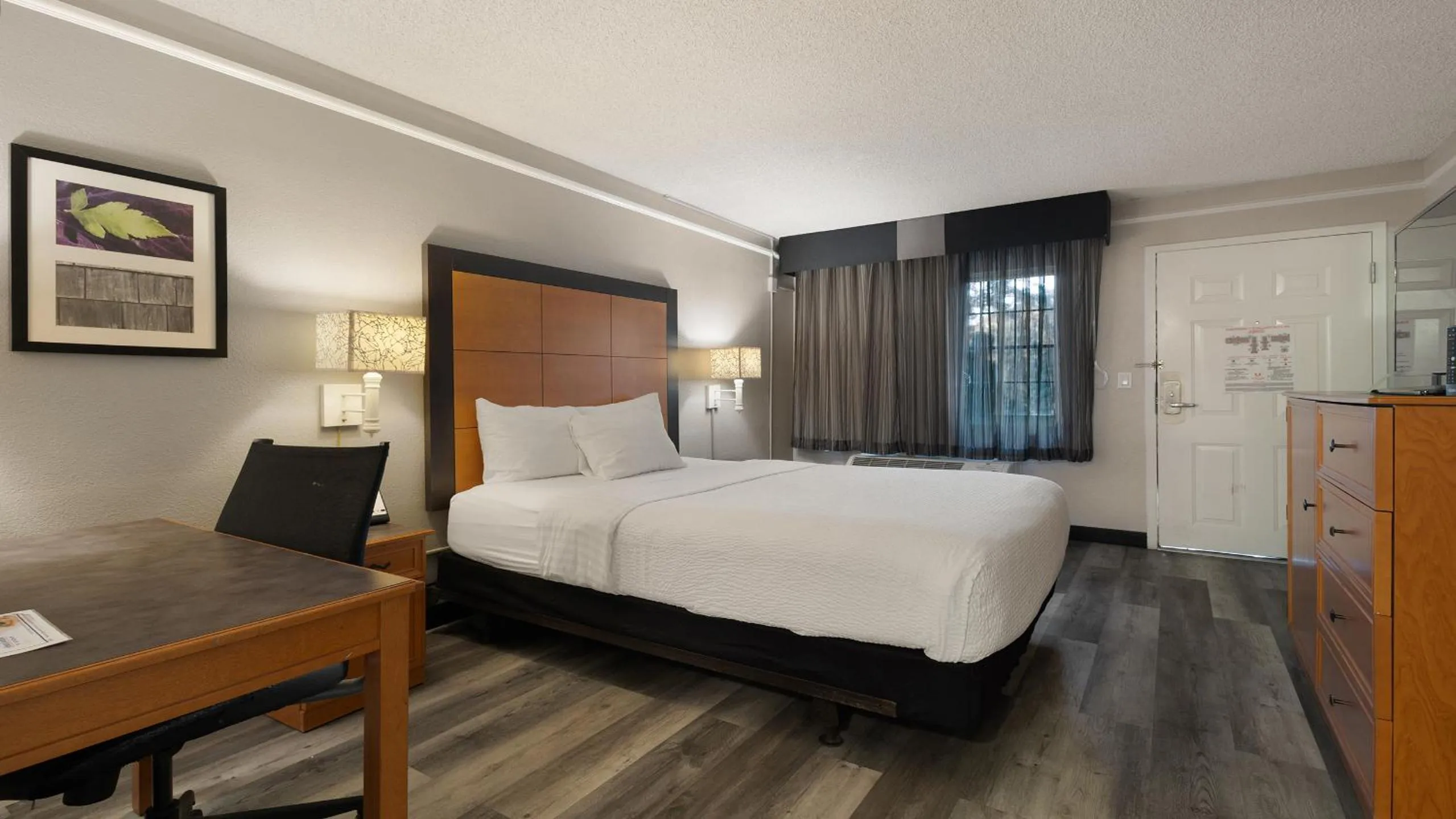 Bedroom, Bed in Howard Johnson by Wyndham Sacramento Downtown