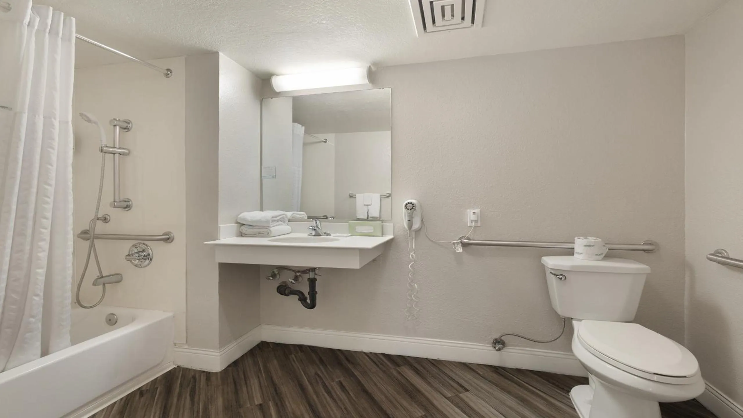 Bathroom in Howard Johnson by Wyndham Sacramento Downtown