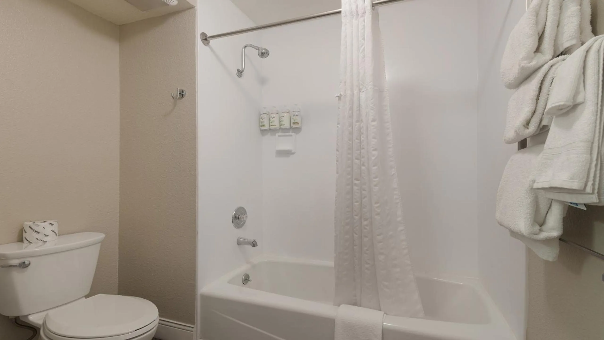 Bathroom in Howard Johnson by Wyndham Sacramento Downtown