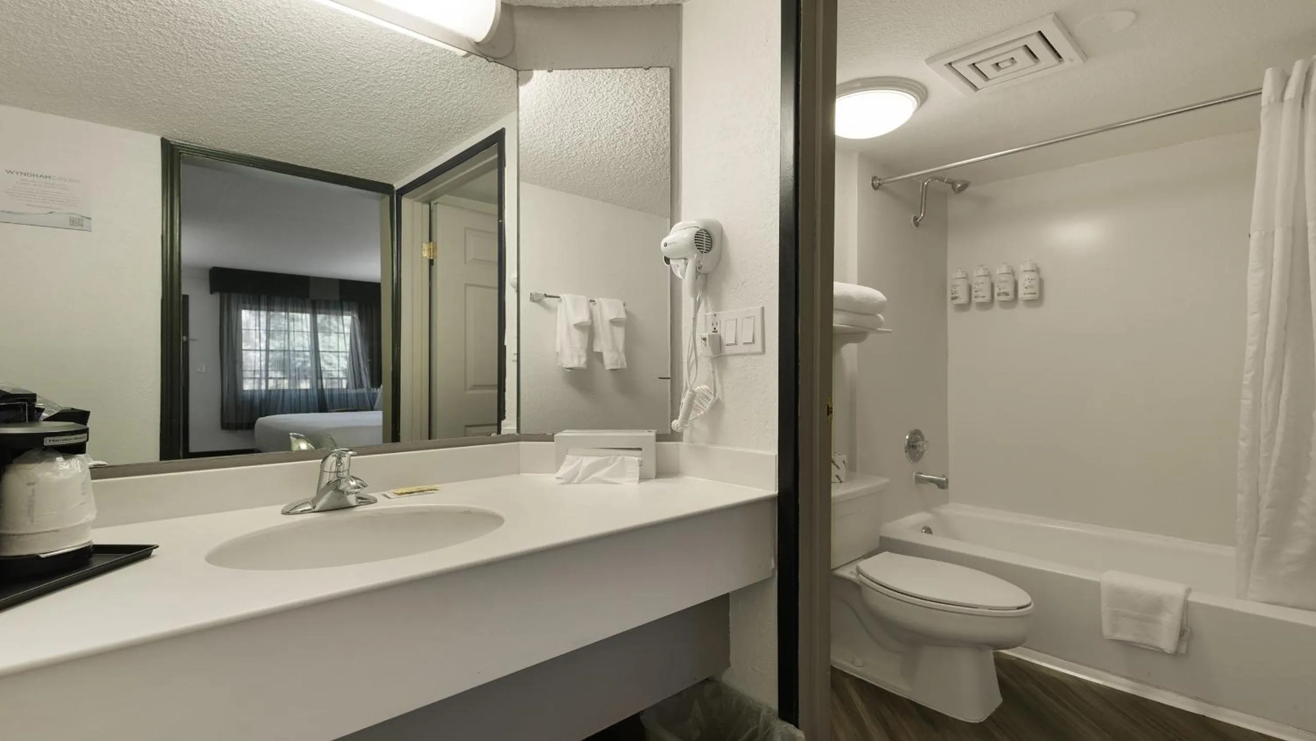 Bathroom in Howard Johnson by Wyndham Sacramento Downtown