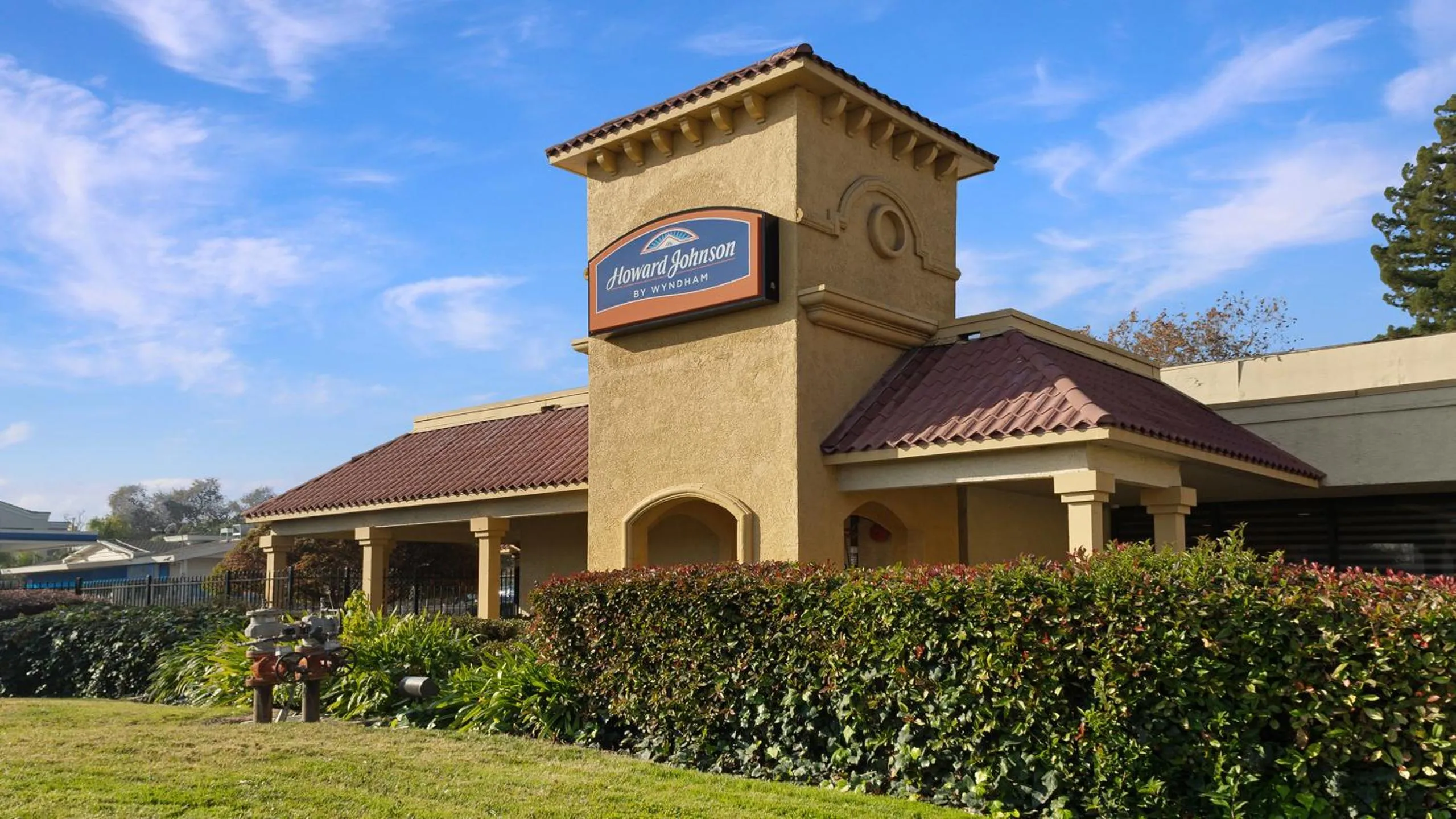 Property building in Howard Johnson by Wyndham Sacramento Downtown