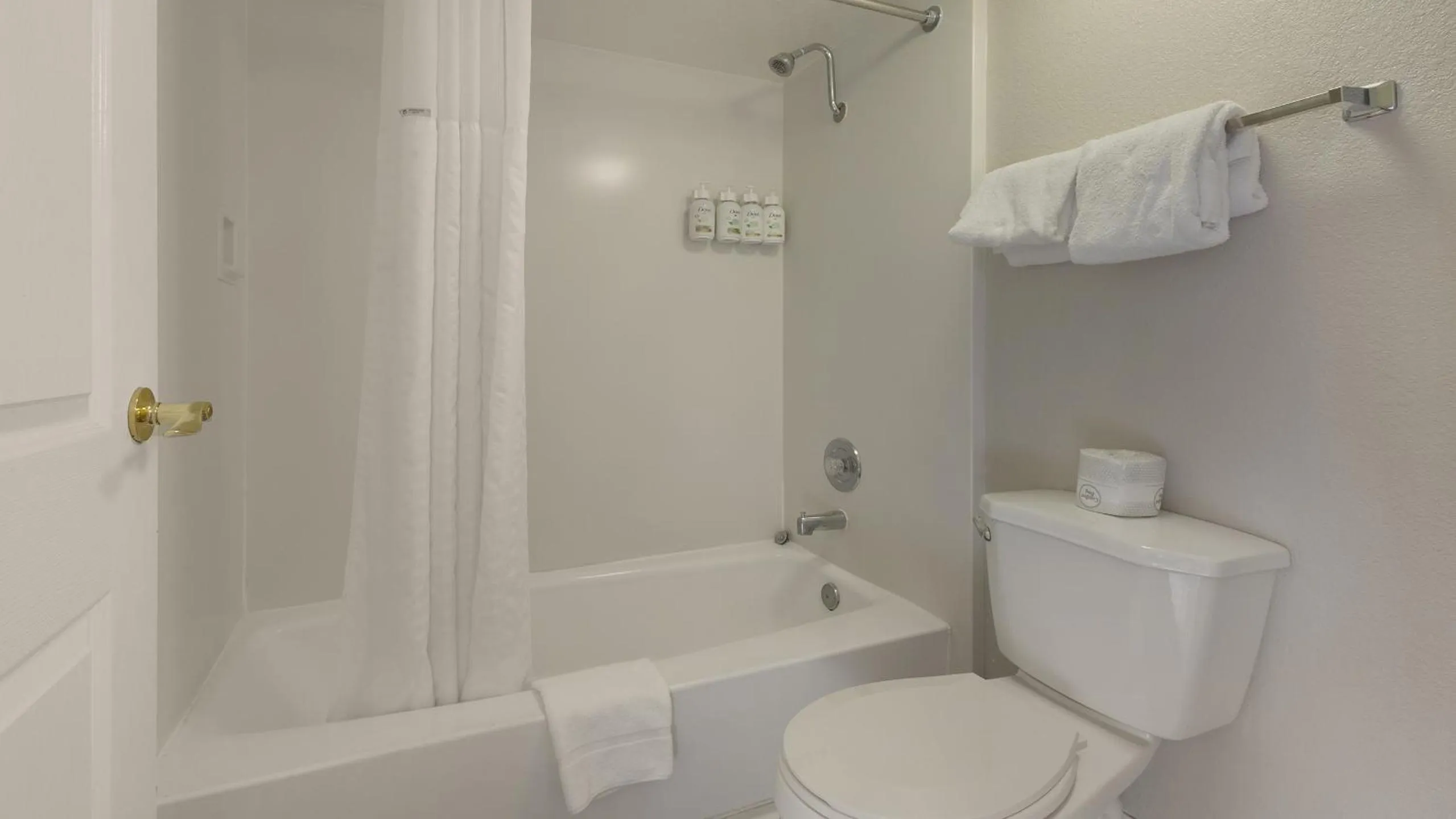 Bathroom in Howard Johnson by Wyndham Sacramento Downtown