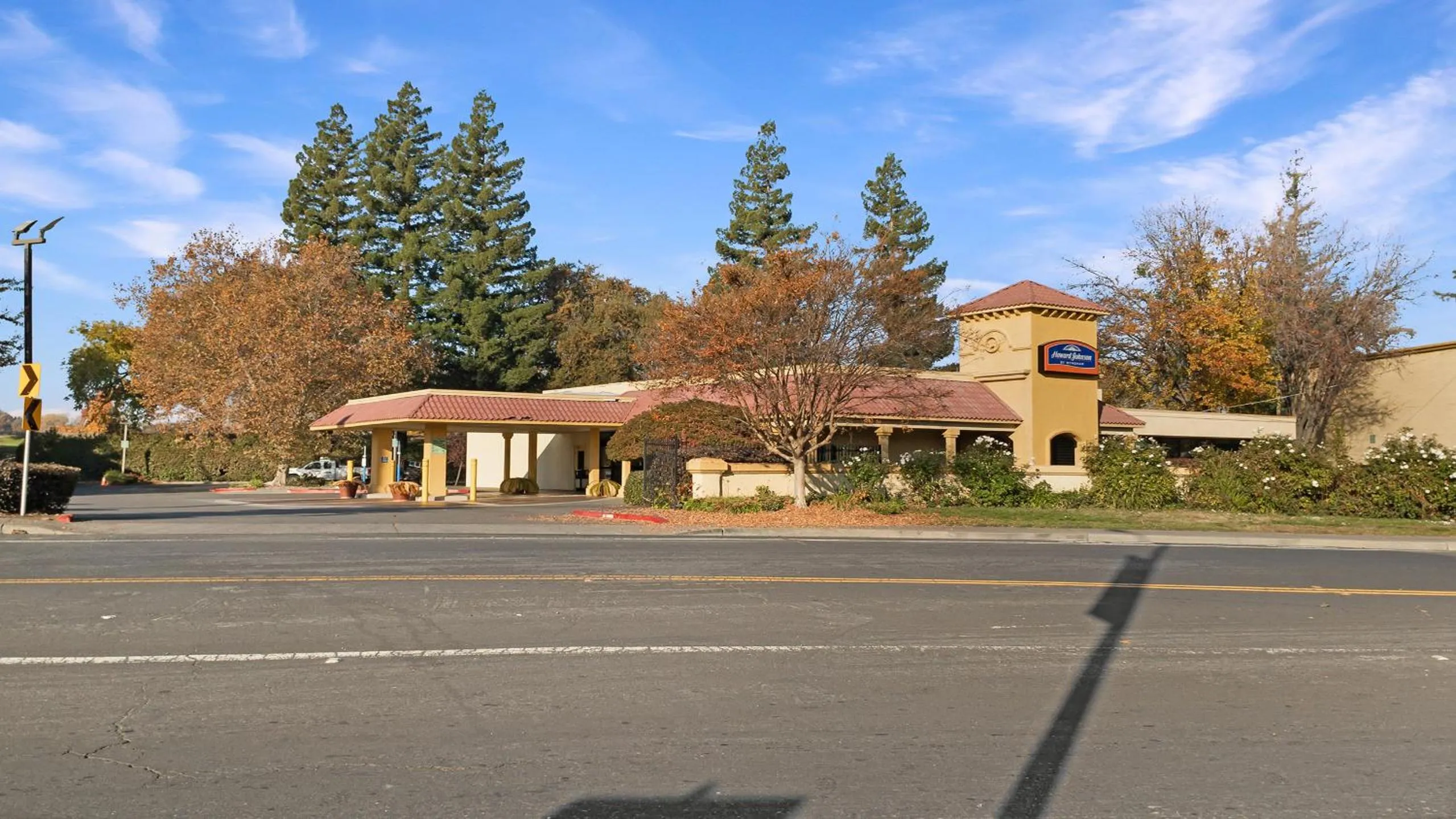 Property building in Howard Johnson by Wyndham Sacramento Downtown