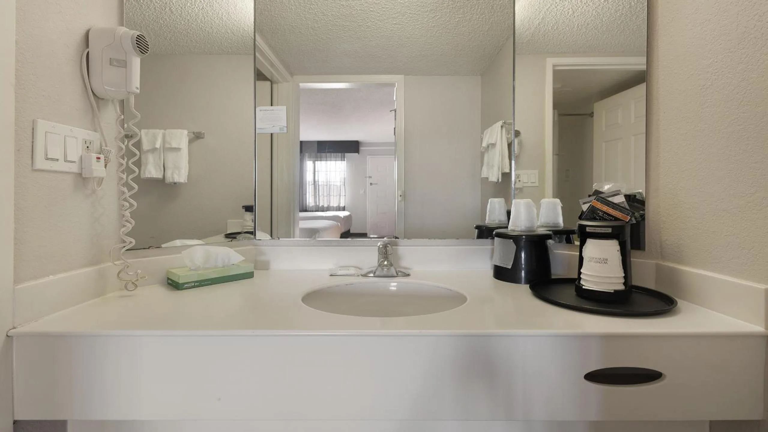 Bathroom in Howard Johnson by Wyndham Sacramento Downtown