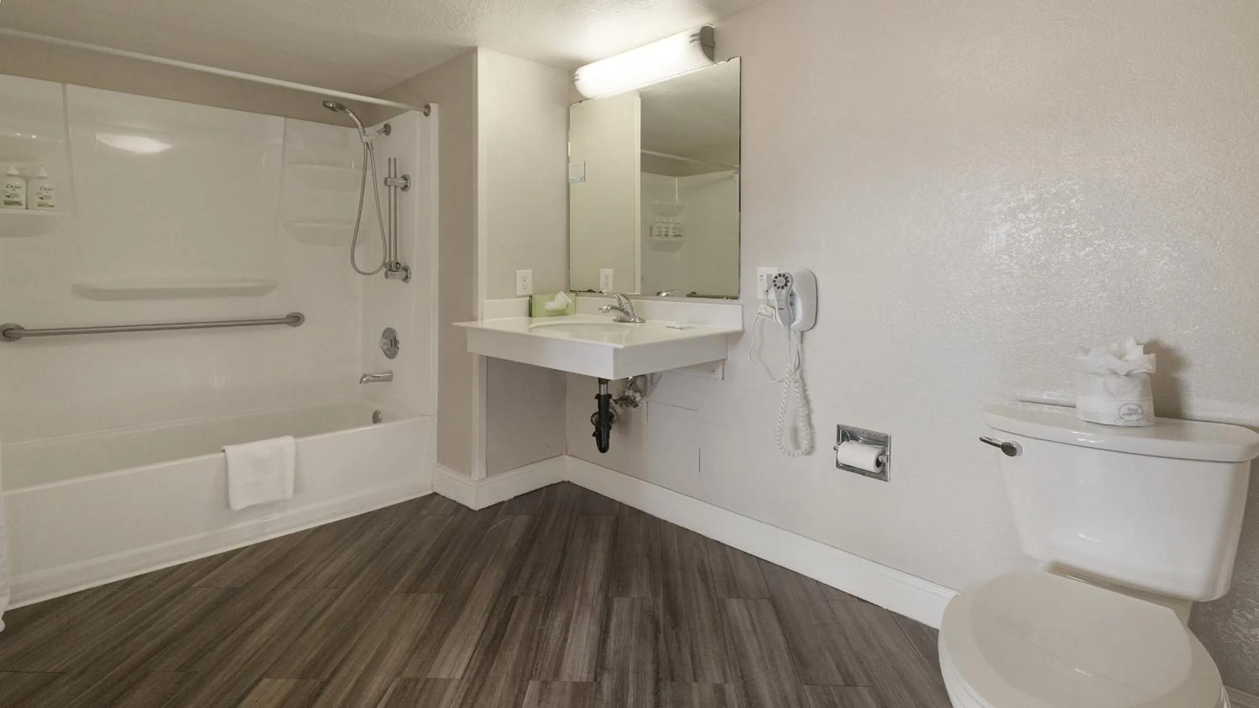 Bathroom in Howard Johnson by Wyndham Sacramento Downtown